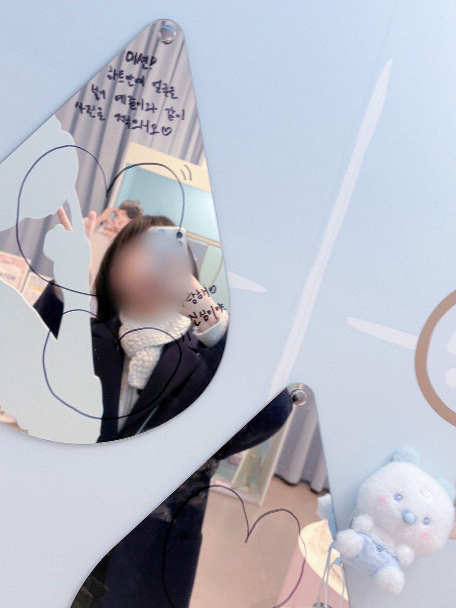 covebrew_'s tweet photo. 이거 하트 찍을땐 저 위에다 어떻게 얼굴을 맞춰!ㅋㅋㅋㅋㅋ하고 아래 하트에 각맞춰서 겨우 찍었는데 생각해보니까 예준이 키 높이에서 그린걸까...? 그래가지고 너무 높아져서 우리 눈높이에 맞춰 다시 아래다 그려준거라면? https://t.co/eAo7aQCPiz