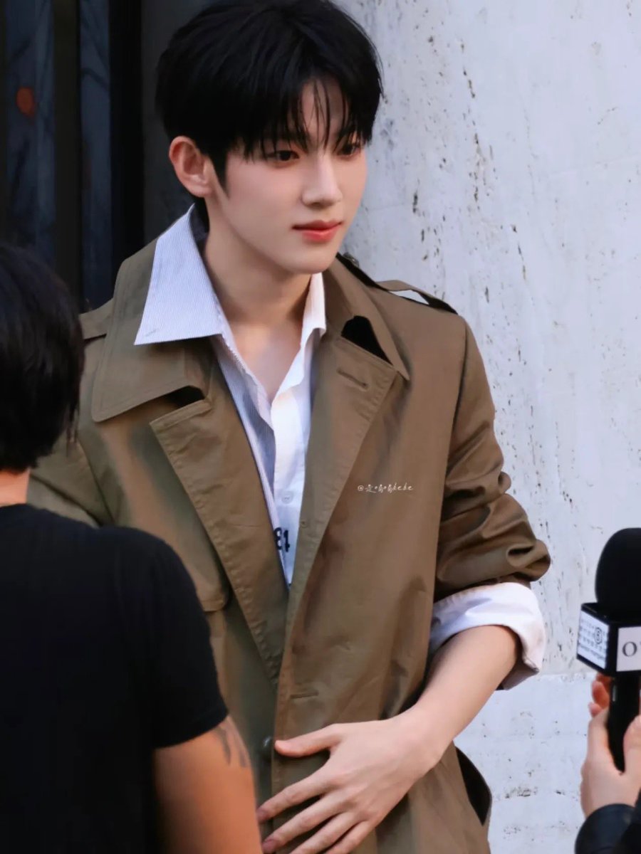 Samnie5b6b's tweet photo. Siwoo in Milan has such a different feeling already. Maybe it’s the city, maybe it’s the fashion atmosphere, or maybe it’s simply Siwoo looking amazing wherever he goes

SIWOO MILAN FASHION WEEK SS27

#PARKSIWOOxMM6
#PARKSIWOOMFWSS27
#PARKSIWOO #박시우 https://t.co/kcNDXnToR5