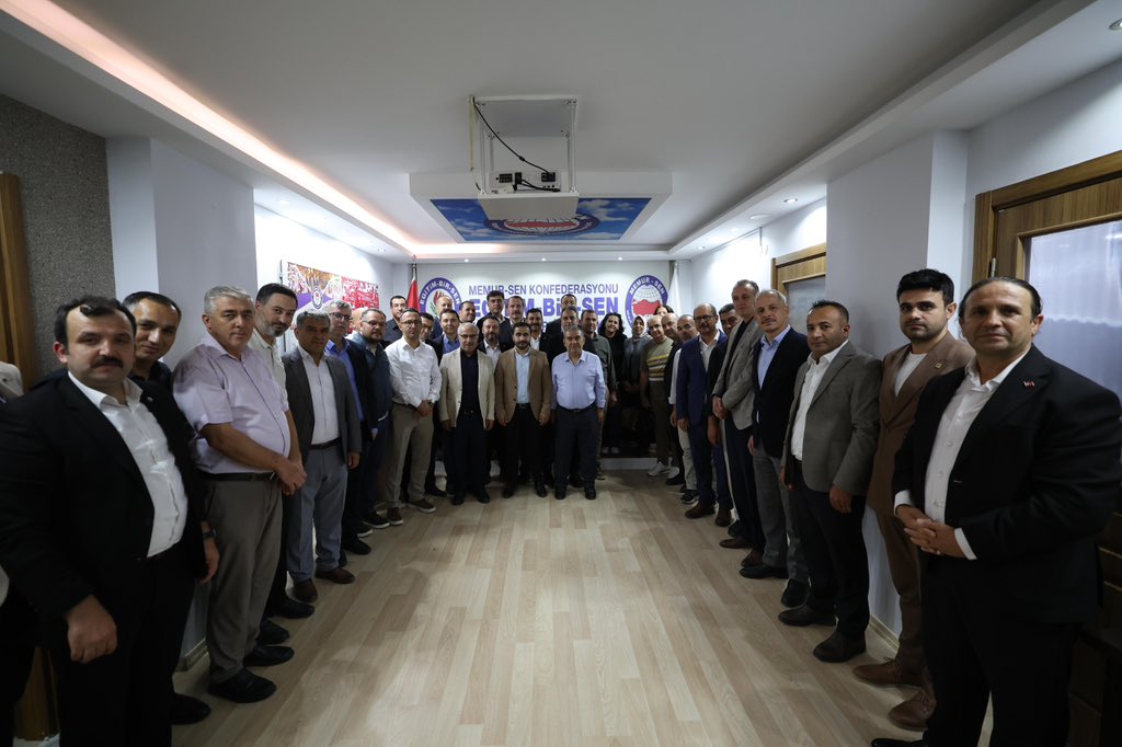 _aliyalcin_'s tweet photo. 🎙️ÇIKARILACAK DERSLER, ALINMASI GEREKEN ÖNLEMLER VE ÖĞRETMENLERİMİZDEN MESAJLAR VAR
▪️Şanlıurfa, Kahramanmaraş ve Manisa’daki olayların üçünde de çocukların ve gençlerin dijital dünyanın karanlık dehlizlerinde boğuldukları ve devşirildikleri görülüyor. Bu alan boş bırakılamaz. Önleyici tedbir açısından çok sıkı izlenmeli ve risk görüldüğünde anında müdahale edilmelidir.

▪️Dijital risklerin yanı sıra aile içi iletişimde yaşanan kopukluklar ve ebeveynlik sorumluluğunun zayıflaması, çocukların davranışlarındaki risklerin zamanında fark edilmesini güçleştirmektedir. Ailelerin çocuklarının gelişimini sağlıklı biçimde destekleyebilmeleri için rehberlik, danışmanlık ve ihtiyaç duydukları diğer destek hizmetlerine hızlı ve kolay şekilde erişmeleri sağlanmalıdır.

▪️Saldırılarda kullanılan silahlara aile veya yakın çevreden ulaşılabilmesi, meselenin yalnızca okul kapısında başlayıp bitmediğini bir kez daha göstermiştir. Hep söyledik, yine söylüyoruz: Okul, şiddetin kaynağı değildir. Okul, ailede, sosyal çevrede, sokakta ve dijital dünyada biriken sorunların görünür hale geldiği alanlardan biridir.
▪️Eğitim kurumlarımızda öğretmenlerimizin otoritesini ve mesleki hareket alanını güçlendirecek düzenlemeler yapılmalıdır. Öğrenci disiplin mevzuatı, değişen toplumsal şartlar ve ortaya çıkan yeni ihtiyaçlar dikkate alınarak yeniden ele alınmalıdır.
▪️Manisa’da okula yakın bir yerde gerçekleşen ve okul yolundaki öğrencilerin etkilendiği bu hadisede okul etrafında gerekli emniyet önlemlerinin artırılması ve özellikle belirli saatlerde düzenli devriye uygulamasının gerekliliğini göstermektedir.
▪️Okulların güvenliğinin güçlendirilmesi amacıyla TYP kapsamında personel istihdam edilmesi önemli bir adım olmuştur. Ancak okul güvenliği geçici çözümlerle değil, okulu, öğrenciyi ve eğitim ortamını tanıyan, süreklilik arz eden bir istihdam modeliyle sağlanmalıdır. Personelin ücret ve özlük hakları iyileştirilmeli, okul güvenliği, öğrenciyle iletişim ve eğitim ortamının gerektirdiği diğer alanlarda sürekli eğitimlerle yeterlilikleri artırılmalıdır. Mevcut model dönemsel olmaktan çıkarılarak kalıcı ve sürdürülebilir bir yapıya kavuşturulmalıdır.
▪️Değişen toplum yapısı, sosyal medya ve kirli dijital içerikler, dizi, film ve benzeri yapımlardaki özensizlikler, çocuklar ve gençler açısından yeni risk alanları oluşturmaktadır. Bu nedenle öğrencilere sunulan rehberlik ve psikolojik danışmanlık hizmetleri her zamankinden daha fazla önem taşımaktadır. Rehberlik hizmetlerinin kapasitesi artırılmalı, her okula rehber öğretmen normu verilmeli, öğrenci sayısına göre normlar artırılmalıdır.

▪️12 yıllık zorunlu eğitimi, özellikle son 4 yılı yeniden masaya yatırmak ve gelişen değişen şartları göz önüne alarak gerekli düzenlememeler yapılmalıdır.  

▪️En son Manisa’da yaşanan hadisede olduğu gibi herhangi bir olay yaşandığında krizi yönetmek için ilk önce görüntülerin yayılmaması, kirli bilgi ve haberlerin engellenmesi için ivedi müdahaleler yapılmalıdır. Yayılmış tüm görüntü ve içerikler temizlenmelidir. Sorumsuz davrananlara bedeli ödetilmelidir.
▪️Manisa’da yaşanan olaya ilişkin iki bakanın ivedi olay yerine intikali ve İçişleri Bakanı’nın açıklamayı yapması eğitim çalışanları tarafından son derece olumlu karşılanmıştır. Milli Eğitim Bakanlığı, İçişleri Bakanlığı, Sağlık Bakanlığı ve Aile ve Sosyal Hizmetler Bakanlığı arası işbirliği ve koordinasyonu artırmak gerekmektedir.