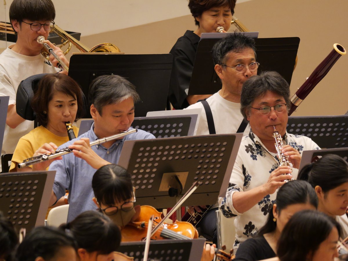 TMSOnews's tweet photo. 欧米の著名オーケストラや歌劇場で数多く客演を務めるドイツ生まれのMa. #八嶋恵利奈 が、次回の #都響 プロムナードコンサートにて東京デビューを果たします！
リハーサル初日から弾ける笑顔が印象的で、一つ一つのディテールまで丁寧に描くタクトでクラシックの名曲を一緒に綴ります✨

♫
プロムナードコンサート No.419
9/26(土) 14:00 サントリーホール
https://t.co/BZMLNHdBzN

指揮／八嶋恵利奈
ピアノ／ベンジャミン・グローヴナー

スメタナ：連作交響詩《わが祖国》より
「ヴルタヴァ（モルダウ）」
ラフマニノフ：ピアノ協奏曲第2番 ハ短調
ドヴォルザーク：交響曲第8番 ト長調