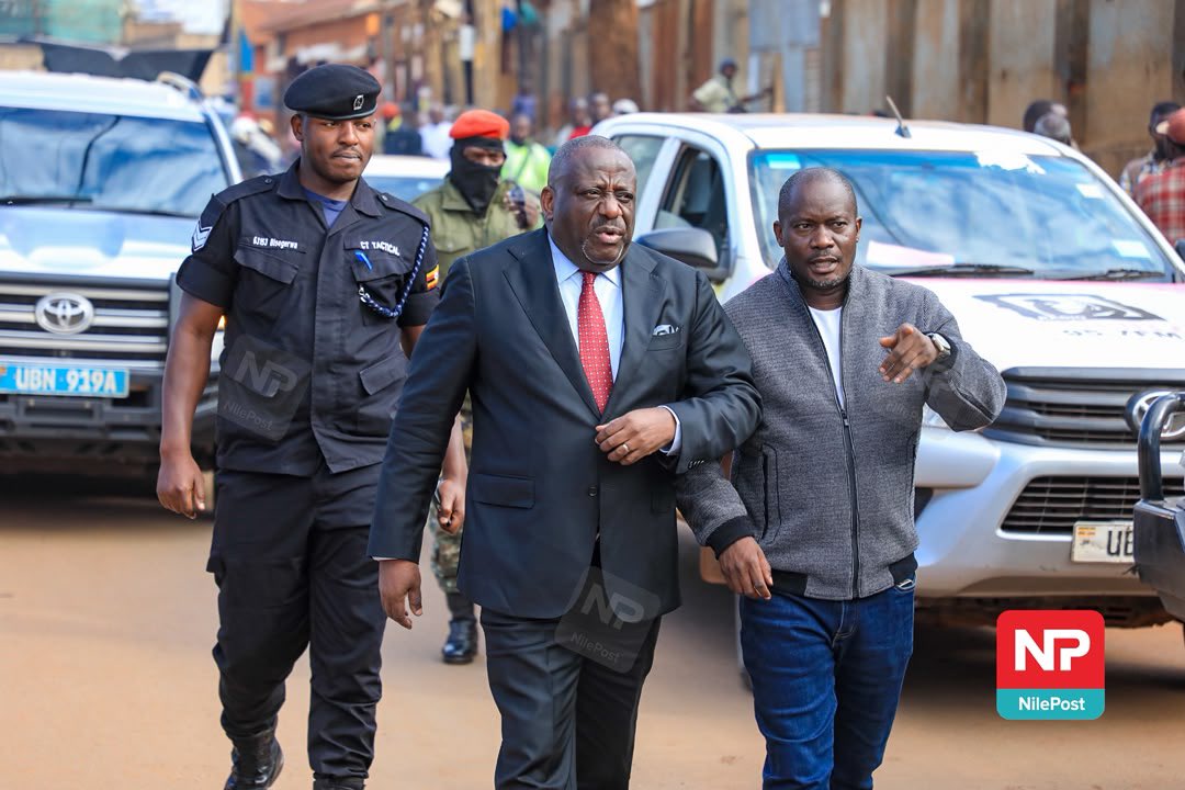 nilepostnews's tweet photo. Uganda Communications Commission (@UCC_Official) Executive Director Nyombi Thembo has arrived in Kibuli, where Afrigo Band’s icon Moses Matovu was attacked by unknown assailants.

📸: @francis_isano 

#NilePostNews https://t.co/4Uaffbl4sZ