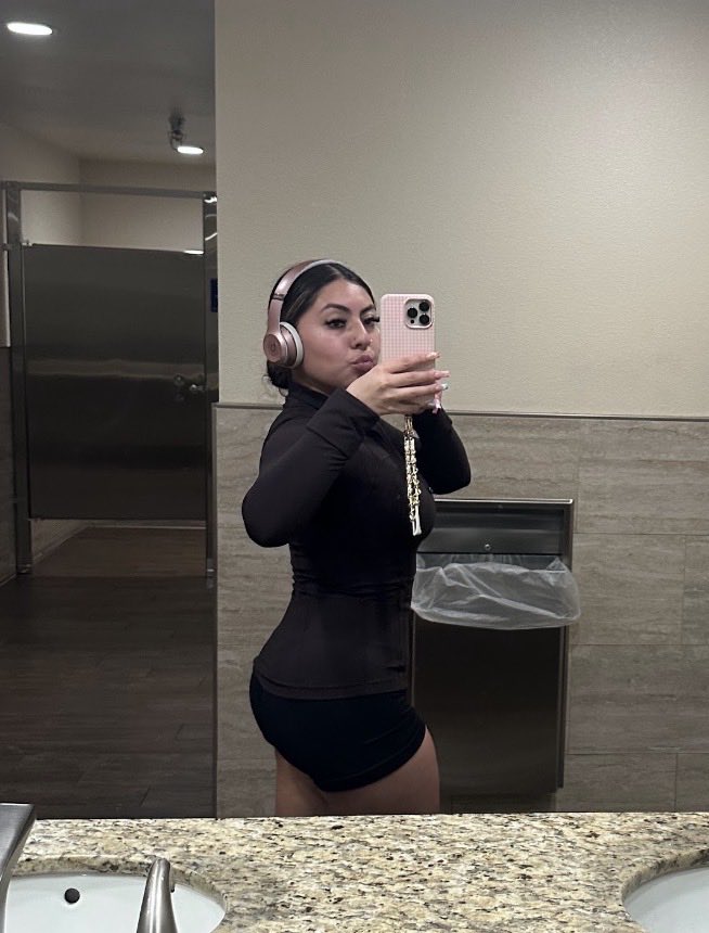 lalaaxxoo's tweet photo. single btw 😭 https://t.co/Mc01lkLNtT