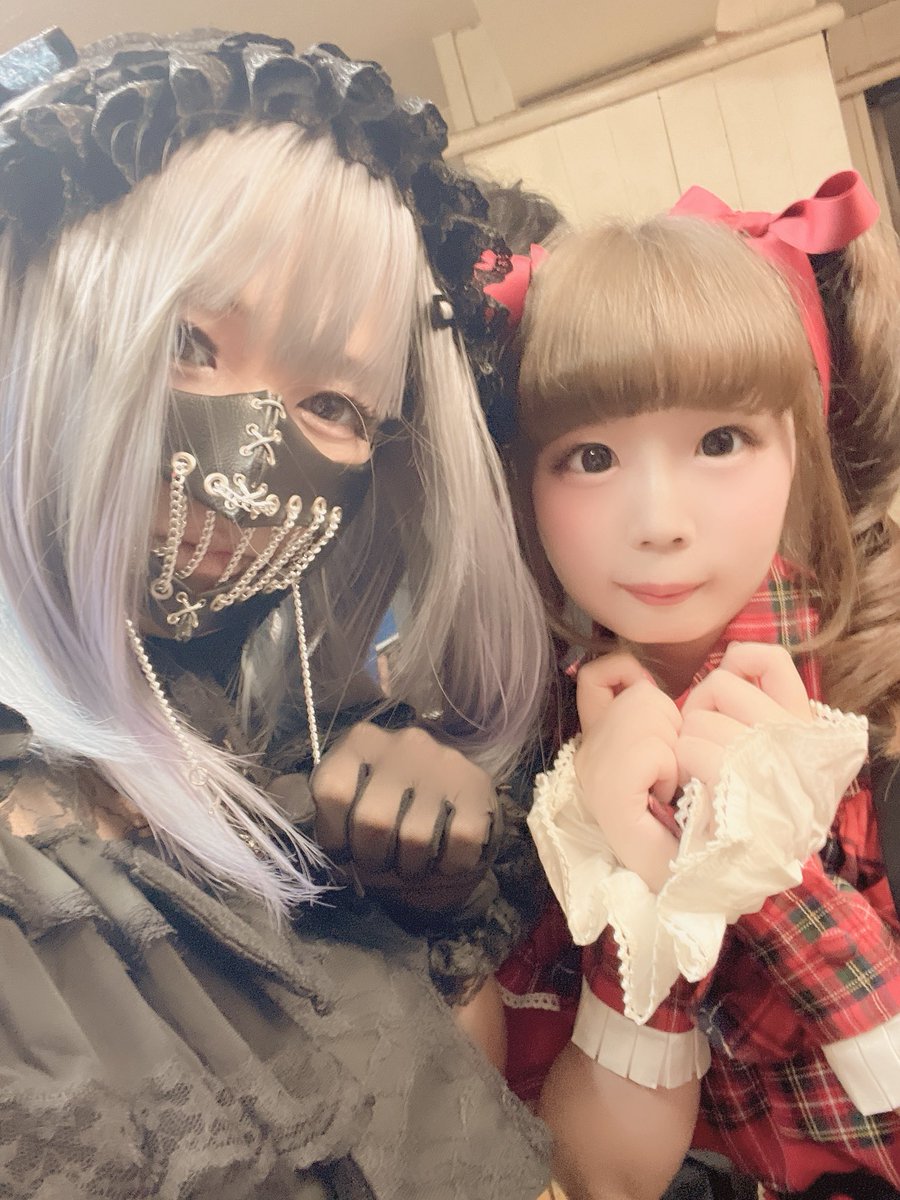 izu_xxxx03sp's tweet photo. イヴにゃんさんと！！

こんなにめっちゃくちゃ可愛いのに
ステージのパワーすごい！！🔥

リハから見学させていただきましたが
もう圧倒的に吸い込まれる！！✨

バンドの他に
ソロアイドルもされてるとの事だったので
バンドもソロもお伺いしたいなと思います☺️✨

ありがとうございました✨ https://t.co/ejHZno3aYq