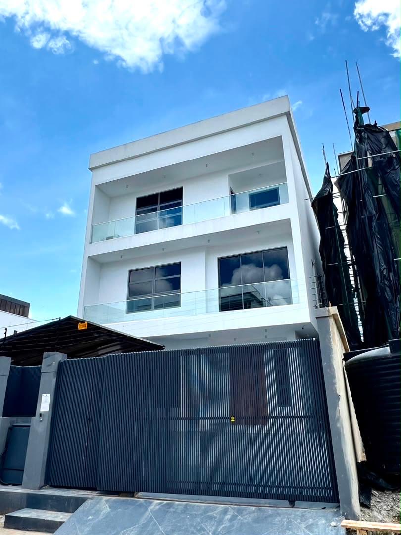 PraiseDynasty_'s tweet photo. 5-BEDROOM FULLY DETACHED | IKOYI

A refined luxury home featuring a 2-room BQ, cinema, elevator, study &amp; swimming pool.

📍 Ikoyi, Lagos
💰 ₦6BN
📜 C of O

Luxury. Privacy. Prestige.
#PraiseDynasty_
#ikoyilagos
#realestatessss https://t.co/aW1JNHaenQ