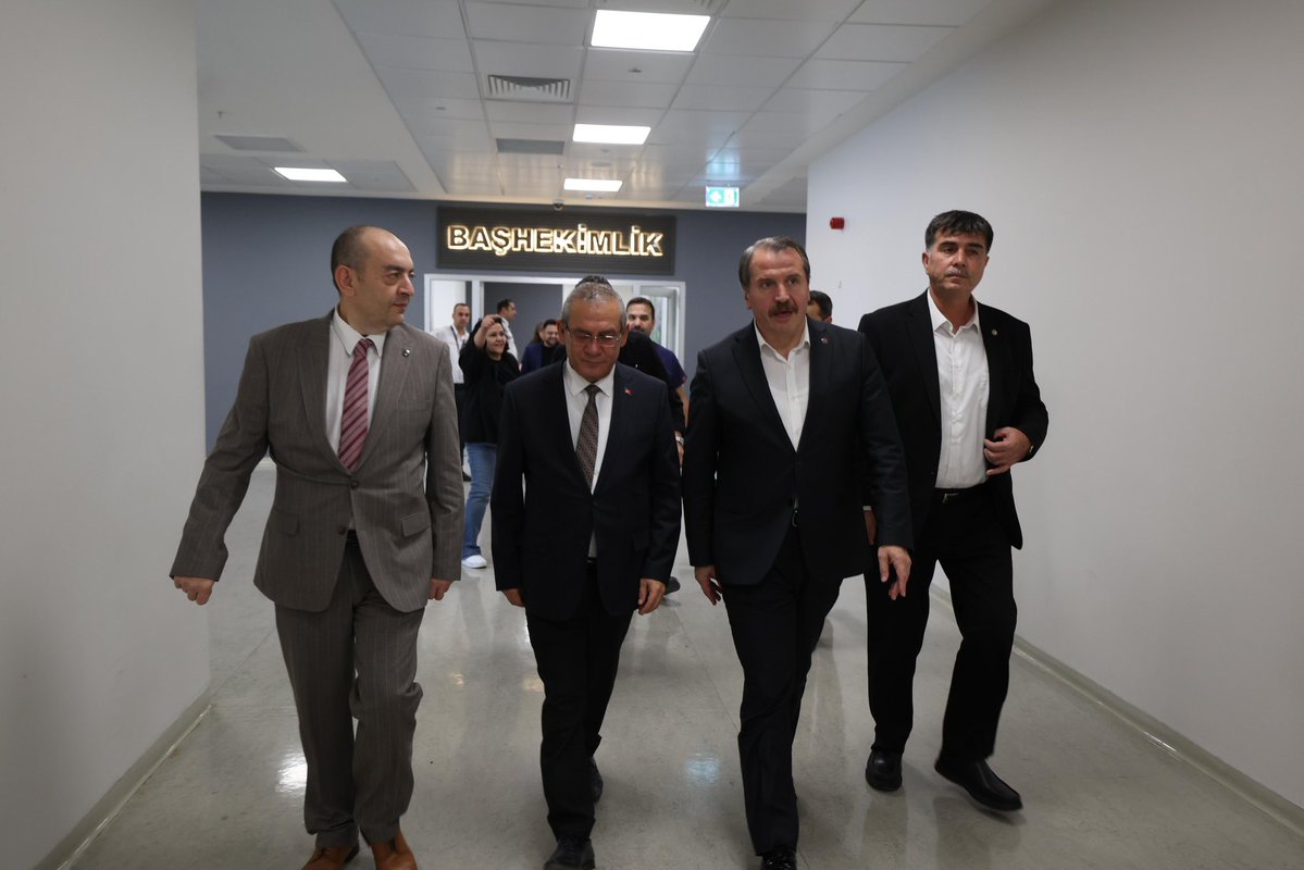 _aliyalcin_'s tweet photo. PSİKO TERAPİ ÇALIŞMALARI SÜRÜYOR , YARALI ÖĞRENCİLERİMİZİN SAĞLIK DURUMLARI İYİYE GİDİYOR ELHAMDÜLİLLAH 

Manisa Şehir Hastanesi, Manisa Celal Bayar Üniversitesi Hafsa Sultan Hastanesi ve Turgutlu Devlet Hastanesi’ne geçerek saldırıda yaralanan öğrencilerimizin sağlık durumları ve tedavi süreçleri hakkında hastane başhekimleri ve yetkililerden bilgi aldık. Bazı yaralı öğrencilerimizin aileleriyle de görüşerek “geçmiş olsun” dileklerimizi ilettik.

Olaydan etkilenen öğretmenlerimizi dinledik. Milli Eğitim Bakanlığının hızlı hareket ederek psikoterapi çalışmalarını başlatmış olması yerinde bir uygulama olmuştur.

Bakanlık adına olayı tüm boyutlarıyla incelemek üzere görevlendirilen Bakanlık Müfettişleri ve profesyonel ekiplere denk gelmek, acil müdahalede her geçen gün daha iyiye gidişe şahit olmak demektir.

Memur-Sen ve Eğitim-Bir-Sen olarak eğitim çalışanlarının ve kamu görevlilerinin yanında durmayı, sürecin takipçisi olmayı ve gerekli katkıyı sunmayı sürdüreceğiz.

#GeçmişOlsunManisa