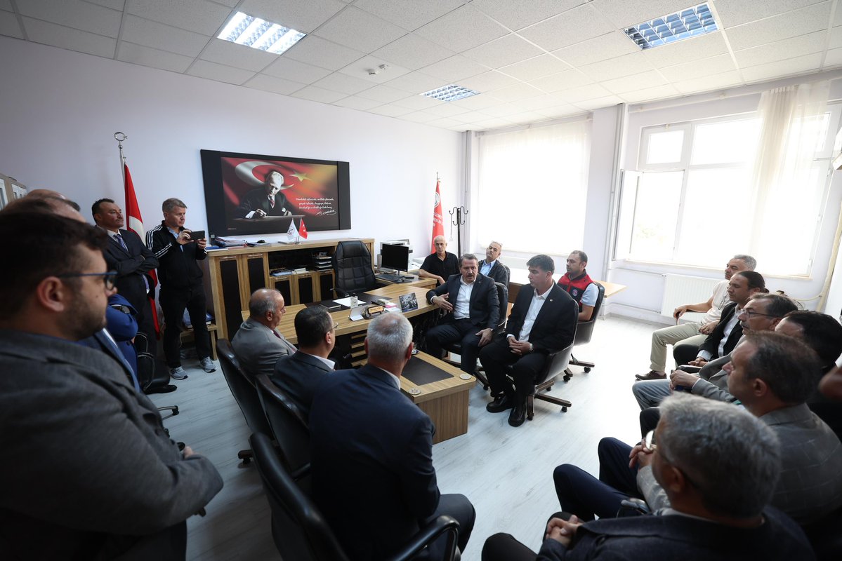 _aliyalcin_'s tweet photo. PSİKO TERAPİ ÇALIŞMALARI SÜRÜYOR , YARALI ÖĞRENCİLERİMİZİN SAĞLIK DURUMLARI İYİYE GİDİYOR ELHAMDÜLİLLAH 

Manisa Şehir Hastanesi, Manisa Celal Bayar Üniversitesi Hafsa Sultan Hastanesi ve Turgutlu Devlet Hastanesi’ne geçerek saldırıda yaralanan öğrencilerimizin sağlık durumları ve tedavi süreçleri hakkında hastane başhekimleri ve yetkililerden bilgi aldık. Bazı yaralı öğrencilerimizin aileleriyle de görüşerek “geçmiş olsun” dileklerimizi ilettik.

Olaydan etkilenen öğretmenlerimizi dinledik. Milli Eğitim Bakanlığının hızlı hareket ederek psikoterapi çalışmalarını başlatmış olması yerinde bir uygulama olmuştur.

Bakanlık adına olayı tüm boyutlarıyla incelemek üzere görevlendirilen Bakanlık Müfettişleri ve profesyonel ekiplere denk gelmek, acil müdahalede her geçen gün daha iyiye gidişe şahit olmak demektir.

Memur-Sen ve Eğitim-Bir-Sen olarak eğitim çalışanlarının ve kamu görevlilerinin yanında durmayı, sürecin takipçisi olmayı ve gerekli katkıyı sunmayı sürdüreceğiz.

#GeçmişOlsunManisa