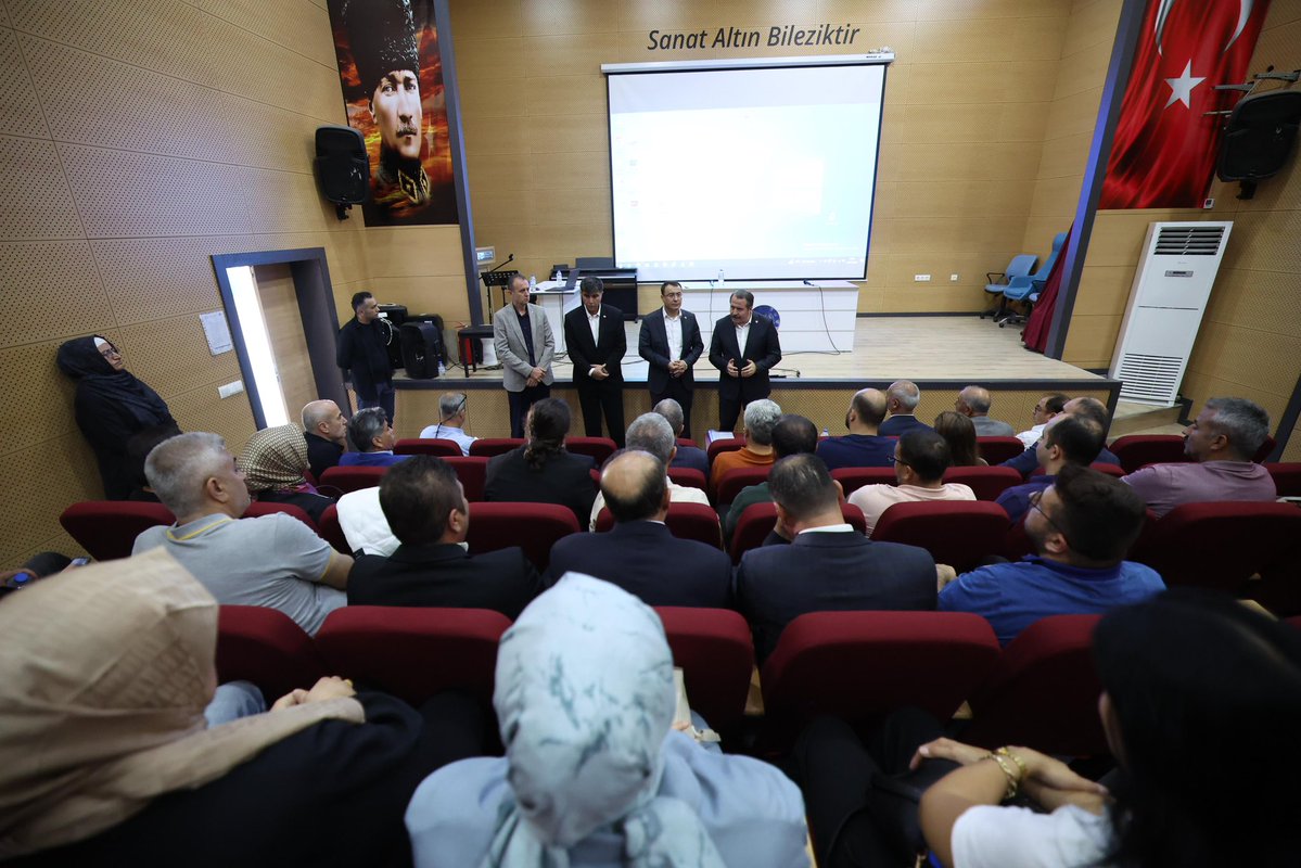 _aliyalcin_'s tweet photo. PSİKO TERAPİ ÇALIŞMALARI SÜRÜYOR , YARALI ÖĞRENCİLERİMİZİN SAĞLIK DURUMLARI İYİYE GİDİYOR ELHAMDÜLİLLAH 

Manisa Şehir Hastanesi, Manisa Celal Bayar Üniversitesi Hafsa Sultan Hastanesi ve Turgutlu Devlet Hastanesi’ne geçerek saldırıda yaralanan öğrencilerimizin sağlık durumları ve tedavi süreçleri hakkında hastane başhekimleri ve yetkililerden bilgi aldık. Bazı yaralı öğrencilerimizin aileleriyle de görüşerek “geçmiş olsun” dileklerimizi ilettik.

Olaydan etkilenen öğretmenlerimizi dinledik. Milli Eğitim Bakanlığının hızlı hareket ederek psikoterapi çalışmalarını başlatmış olması yerinde bir uygulama olmuştur.

Bakanlık adına olayı tüm boyutlarıyla incelemek üzere görevlendirilen Bakanlık Müfettişleri ve profesyonel ekiplere denk gelmek, acil müdahalede her geçen gün daha iyiye gidişe şahit olmak demektir.

Memur-Sen ve Eğitim-Bir-Sen olarak eğitim çalışanlarının ve kamu görevlilerinin yanında durmayı, sürecin takipçisi olmayı ve gerekli katkıyı sunmayı sürdüreceğiz.

#GeçmişOlsunManisa