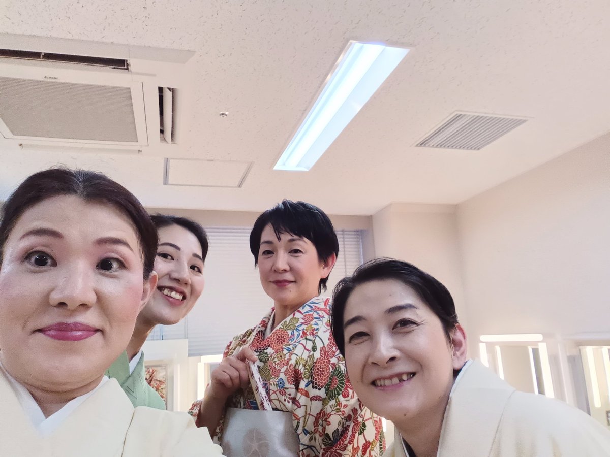 Hisako528Yo's tweet photo. 22日㊗️ 無事、第10回扇菊会(坂東流日本舞踊公演) を終える事が出来ました。
皆々様、本当に有難うございました。
自分の出番後は客席で見学しましたが、大作が多く、同門の方達の日々の努力の結晶にうなり、感激しました🥹
改めて師匠の指導の力にも脱帽ですっ！(手前味噌でめんご)
#扇菊会 https://t.co/0v8RMGHHXp