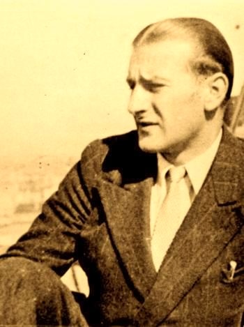 paroles_la's tweet photo. 24 sept. 1943. Paris. Arrêté. Un mécano, 22 ans, sans histoire... En fait un rouage essentiel de la Résistance, ex agent de liaison de Jean Moulin. Il sait tout, mais torturé, ne dira rien. Et revenu des camps, il sera encore un mécano. Mais qui a fait l’histoire. Hugues Limonti. https://t.co/s1kBTkz5a8
