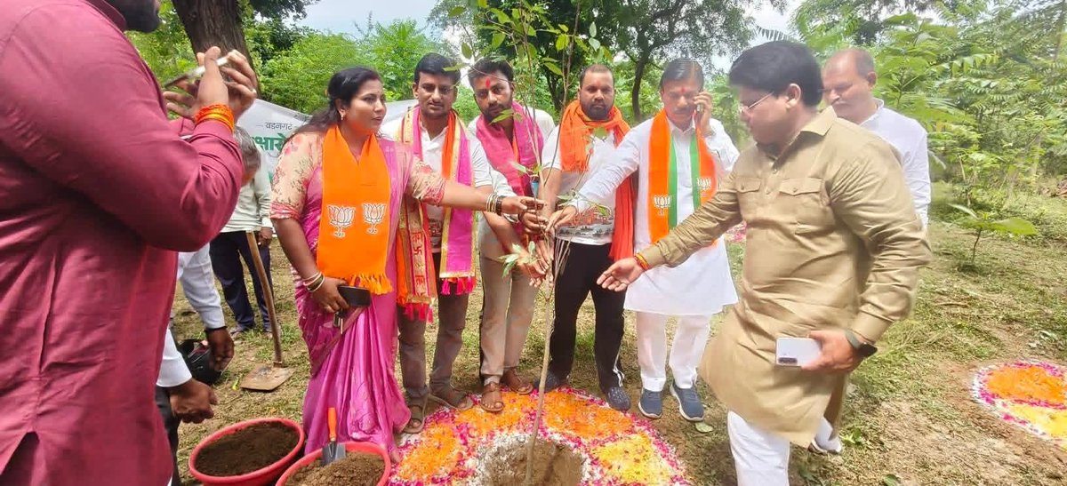 _pathak2's tweet photo. 'एक भारत, श्रेष्ठ भारत' के संदेश और जनसेवा के संकल्प के साथ BJYM की ऐतिहासिक #VaranasiSeVadnagarSevaYatra गतिमान है। 
उतर प्रदेश सरकार के कैबिनेट मंत्री श्री #स्वतंत्र_देव_सिंह जी ने #जालौन में सबका स्वागत किया
उसके बाद हम सभी यात्रियों ने #स्वच्छता, #वृक्षारोपण #गौ #सेवा किया। https://t.co/IdJEaTz2bY