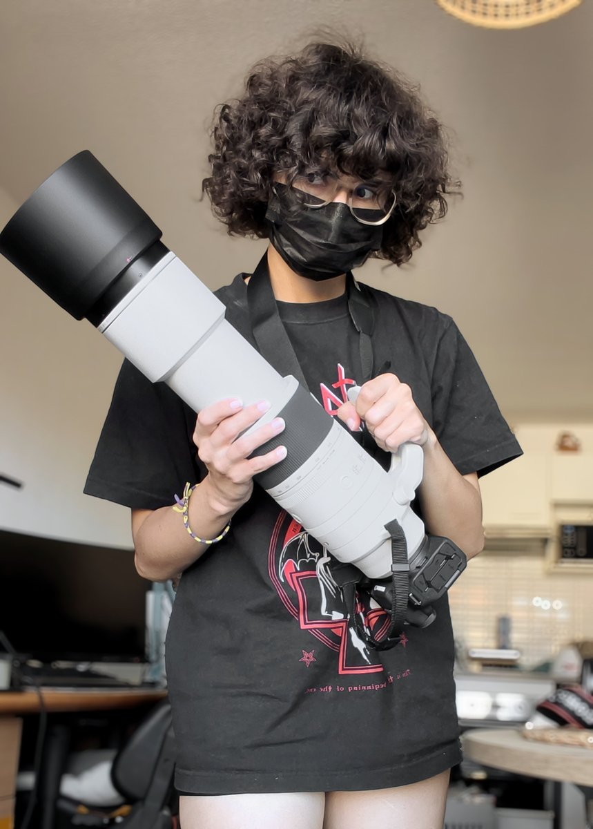 dumbfrenchrat's tweet photo. size difference between me and my new camera btw https://t.co/jXePmTEdzj