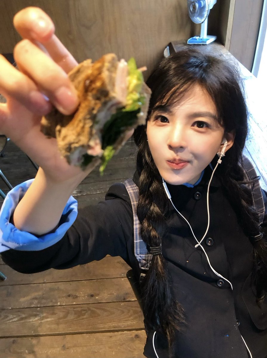 pingguozip's tweet photo. 나 죽이려고 태어난 여자같애서 감개무량하다 카메라만 들이밀면 알아서 사진 백만장 뽑아내는 스타성....존내감동 https://t.co/Gou8hjMspF