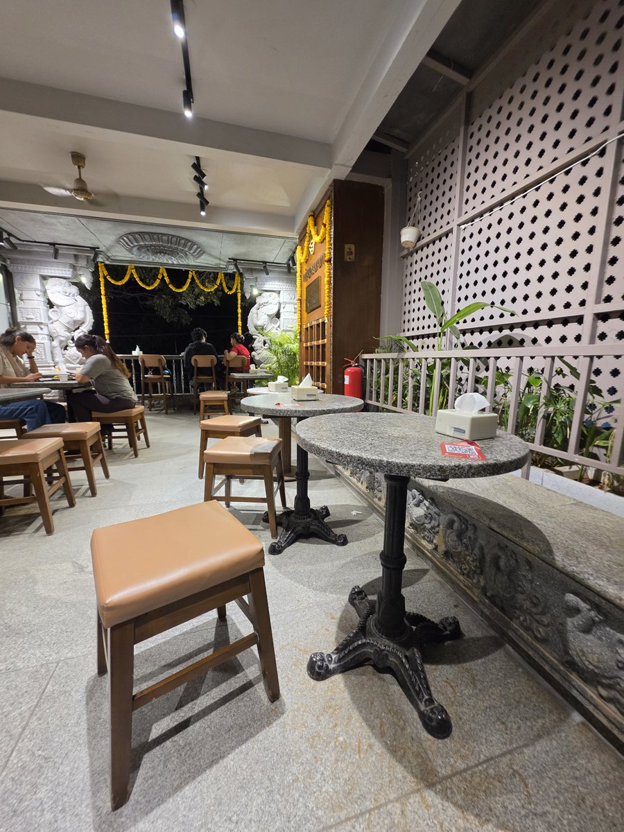 underdogbuilder's tweet photo. @Arushi_said Nirantaram coffee house in south😍🥰

I love it. https://t.co/sXNsb4iLoF