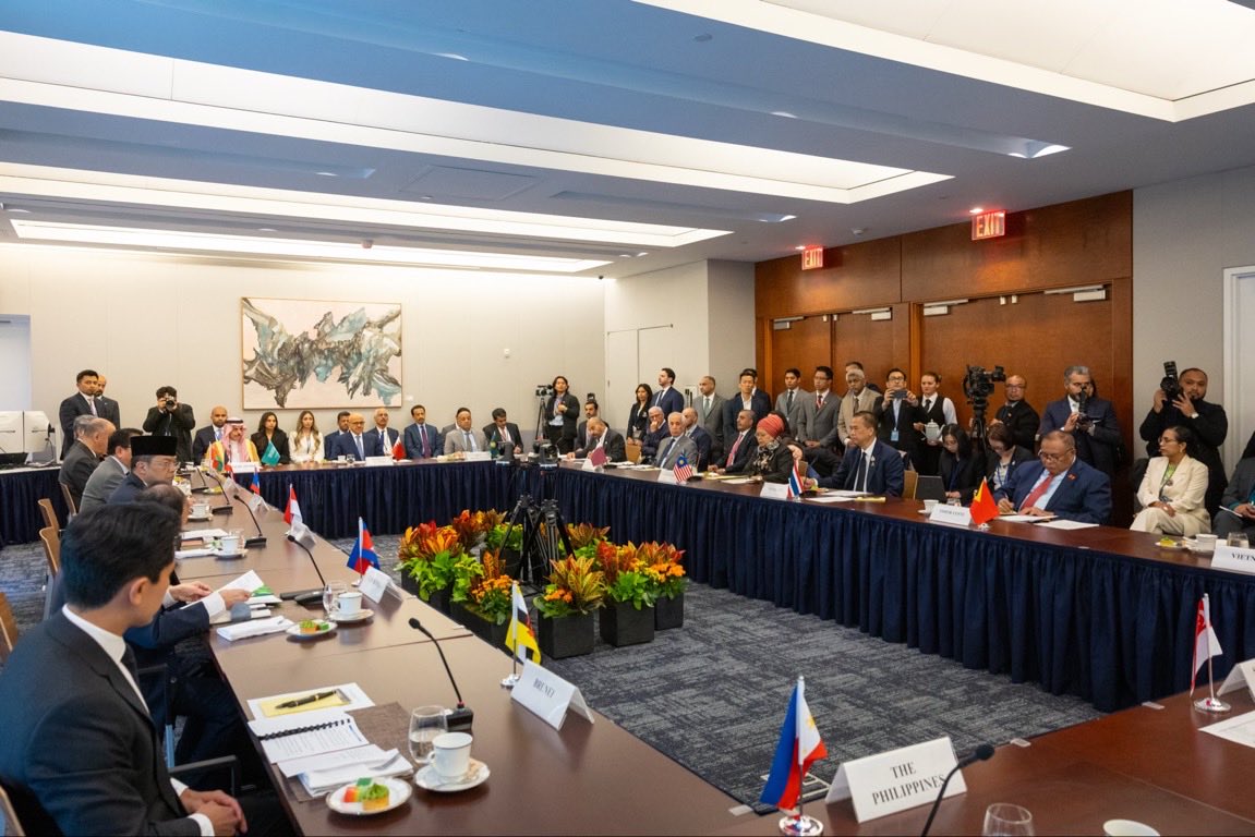 KSAmofaEN's tweet photo. #NewYork | Foreign Minister HH Prince @FaisalbinFarhan participated in GCC-ASEAN Joint Ministerial Meeting held on the sidelines of the High-Level Week of #UNGA81.

#SaudiArabiaAtUN🇸🇦🇺🇳 https://t.co/bMUDfJeEVX