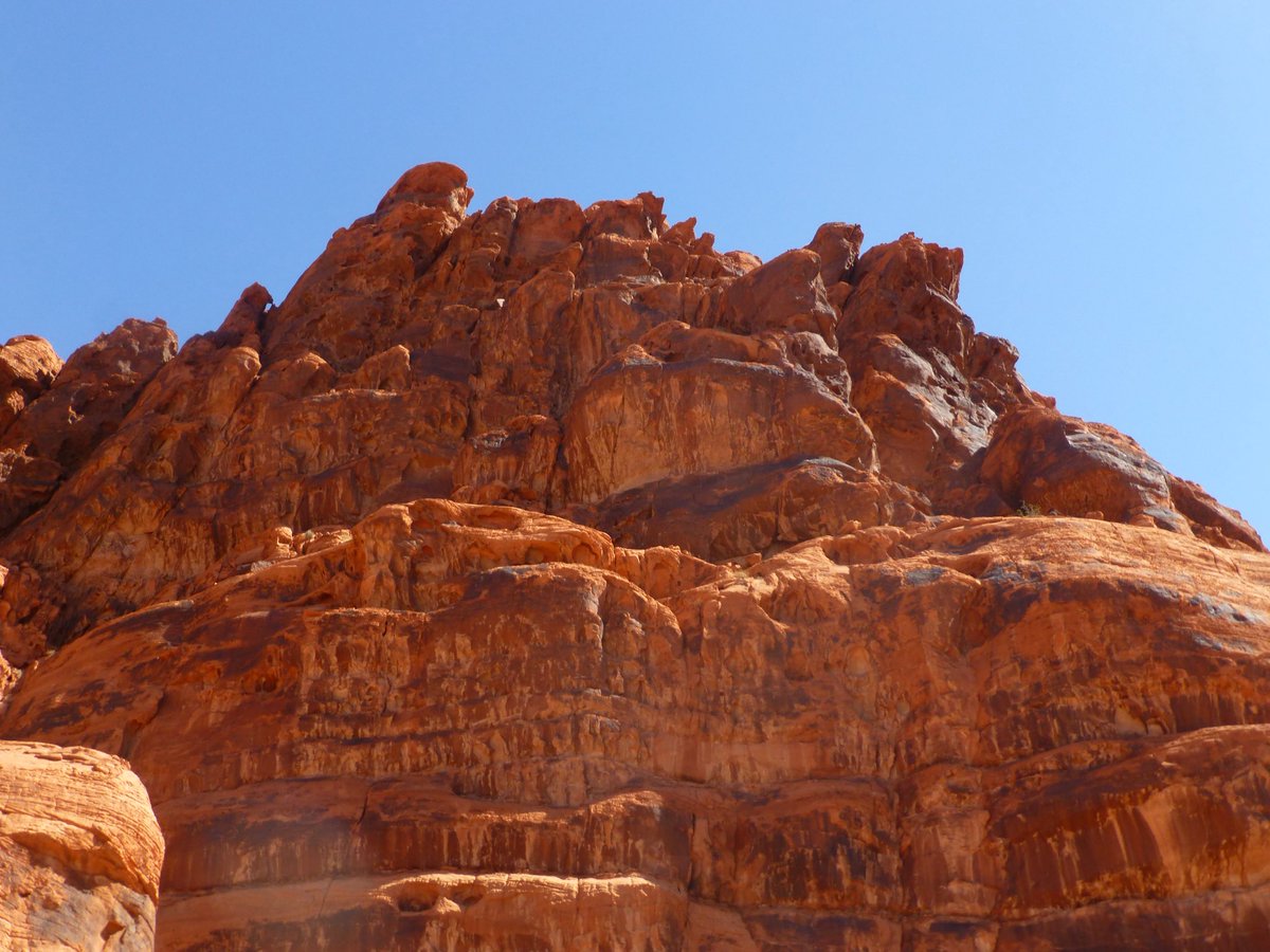 TravelMark1942's tweet photo. Just one hour from Las Vegas, Valley of Fire reveals a breathtaking landscape of fiery red sandstone, ancient petroglyphs, and endless desert beauty. Every turn feels like stepping onto another planet. Have you explored Nevada's oldest state park yet?  #ValleyOfFire #Nevada https://t.co/4yYPAYqL1V