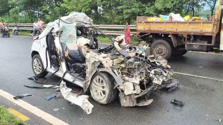 OrissaPOSTLive's tweet photo. Four people were killed in a tragic road accident in Jharkhand’s Jamshedpur Thursday morning. Trisha Singh, daughter of state Rural Development Minister Dipika Pandey Singh, is among the deceased.
#Jamshedpur #Jharkhand #RoadAccident #TrishaSingh #OrissaPOST
📲 Follow Orissa POST – Odisha’s No. 1 English Daily 📰✨
