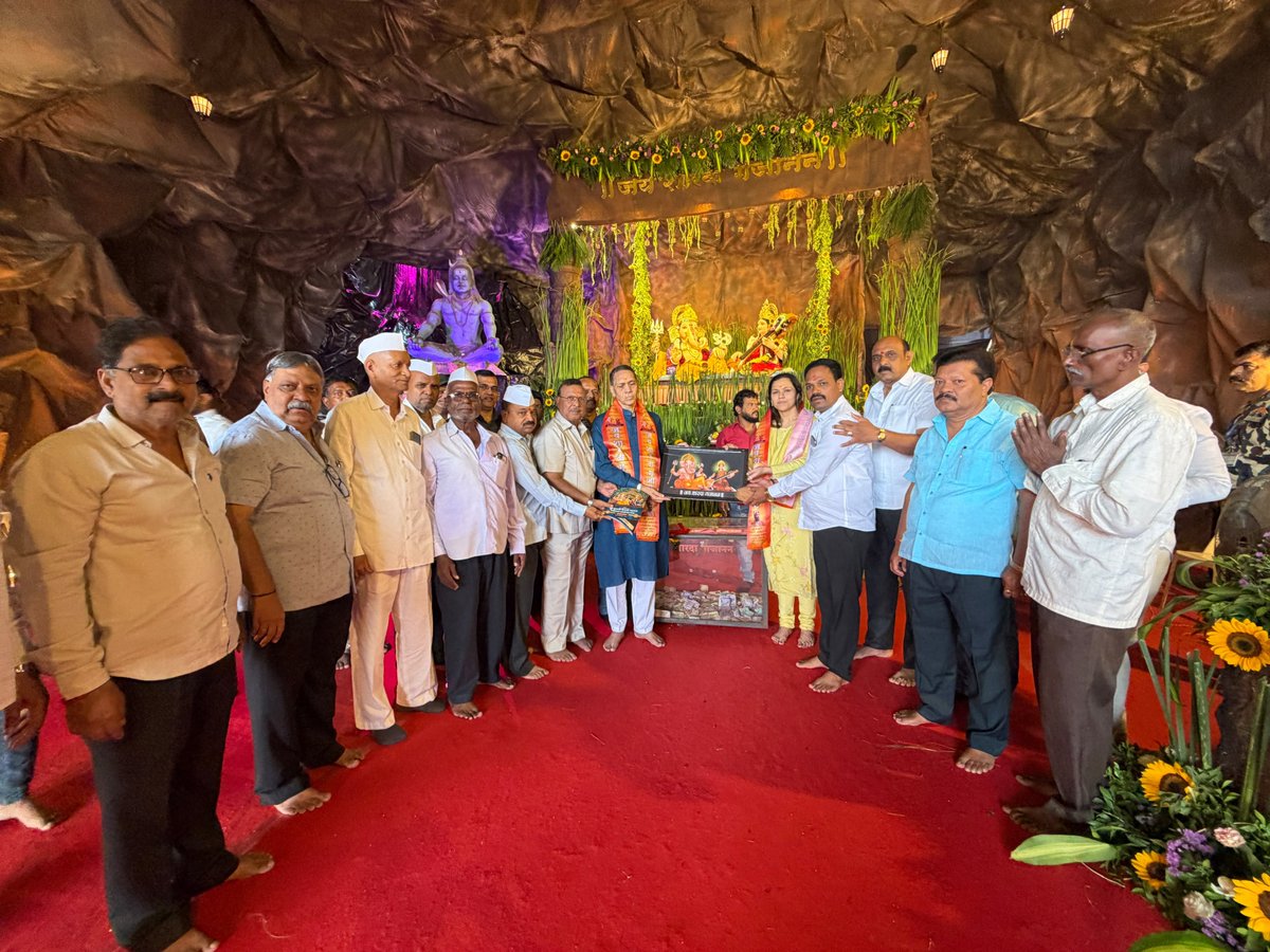Dwalsepatil's tweet photo. 📍 श्रीमंत दगडूशेठ हलवाई गणपती, अखिल मंडई मंडळ व श्री शारदा गजानन (मार्केट यार्ड), पुणे

आज श्रीमंत दगडूशेठ हलवाई गणपती, अखिल मंडई मंडळ आणि श्री शारदा गजानन गणपती (गुलटेकडी मार्केट यार्ड) येथे गणपती बाप्पाची आरती करून मनोभावे दर्शन घेतले. श्रींच्या चरणी नतमस्तक होऊन जनतेच्या सुख-समृद्धीसाठी प्रार्थना केली. 

या वेळी मंडळाचे पदाधिकारी, कार्यकर्ते आणि उपस्थित नागरिक-बंधू-भगिनींची आपुलकीने भेट घेतली. सर्वांशी संवाद साधत गणेशोत्सवाचे मंगलमय आणि उत्साहपूर्ण वातावरण अनुभवले. 

 बाप्पाचा आशीर्वाद तुम्हा-आम्हा सर्वांवर सदैव असाच राहो, हीच प्रार्थना!

#shrimantdagdushethhalwaiganpati #GaneshUtsav #GanpatiBappaMorya
#PuneGaneshotsav #DivineBlessings