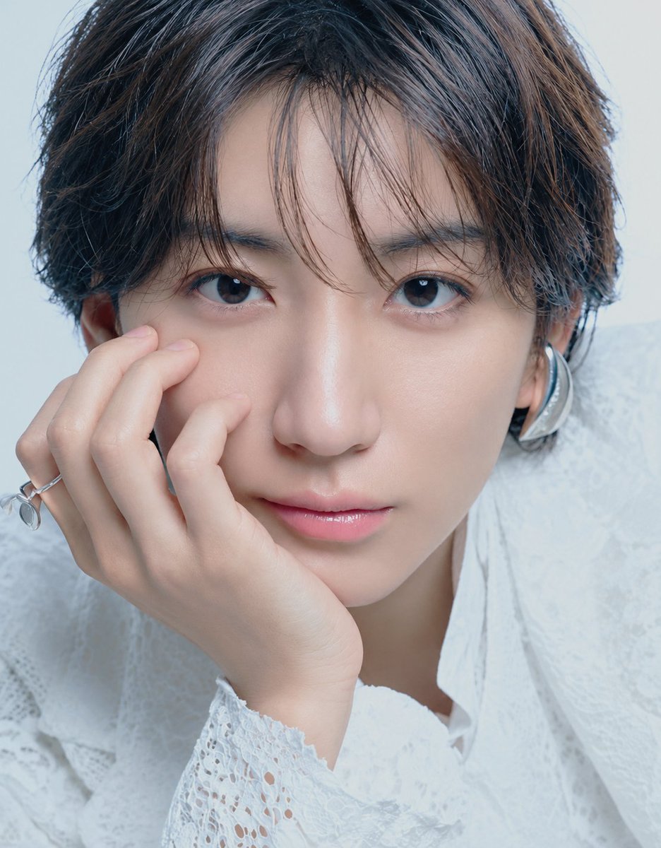 fan_FC_SixTONES's tweet photo. 本日9月24日(木)発売📖

『MAQUIA 11月号』増刊
表紙を飾るのは #京本大我 さん🖤

「白で魅せて、黒で堕とす」
京本さんの多彩な魅力を一冊に✨

🛒ご購入はこちら👇
https://t.co/1VhrGBOtDh

#SixTONES #MAQUIA https://t.co/f8u6OtZgW9