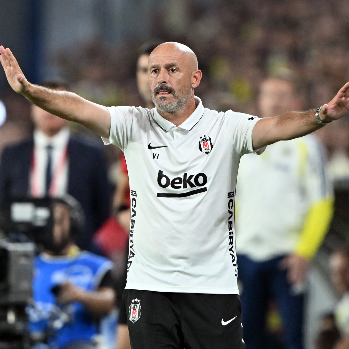 DeportesReports's tweet photo. - Beşiktaş için lig şampiyonluğu mu, Avrupa Ligi mi?

Vincenzo Italiano: "Kulüp bana dört hedef verdi. Birincisi Avrupa Ligi lig aşamasına kalmaktı ve bunu başardık. İkinci hedef üst sıralardaki takımların hemen arkasında yer almak. Üçüncüsü bir oyun kimliği oluşturmak. Dördüncüsü ise geleceği olan bir oyuncu grubu yaratmak. Benden şampiyonluk istemediler. Ancak zirveden kopmamamız gerekiyor. Gelecek sezon daha fazlasını başarmayı deneyebiliriz. Burada yıllardır sürekli Galatasaray kazanıyor ve herkes bu hegemonyayı kırmak istiyor."