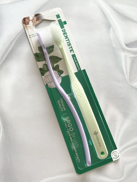 B_saki415's tweet photo. この歯ブラシ、薄いヘッドと4列植毛の柔らかいテーパード毛で口の奥とか歯の隙間とか細部まで磨きやすくて気に入ったよ！
カーブのかかったハンドルも握りやすいし、2本セットだから家族と一緒に使えるね😌

#デンティス #dentiste #口臭予防 #歯ブラシ #口臭ケア https://t.co/DOIxHWOofn