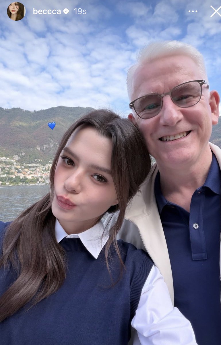 Bobbybuu1's tweet photo. Becky and Daddy Armstrong so cute 🥰 

REBECCA FLY TO MFW
#BeckyxMFWTodsSS27 #beckysangels #BeckyArmstrong #Tods #TodsSS27 https://t.co/3tblycAmG6