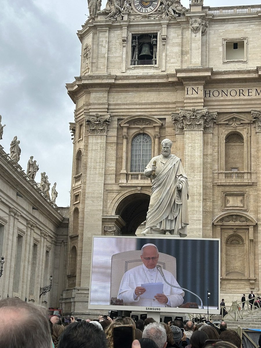 mclbp's tweet photo. Vous pouvez nous reconnaître à nos merveilleuses tenues (le jaune et blanc du Vatican). Nous serons ravis de vous aider autant que possible. 
En attendant, voici un avant-goût (ou un rappel pour ceux qui étaient avec moi à Rome)
En UDP https://t.co/VmcqpjPDtM