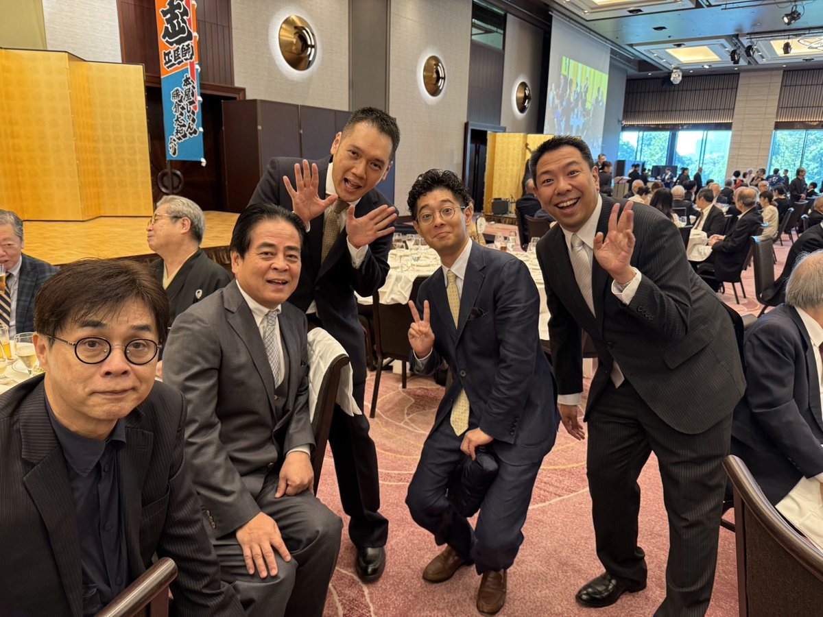 tatekawadansyun's tweet photo. 立川流の慶事、寸志の真打披露宴が東京會舘で。寸志はすべてを仕切っていた模様で写真を撮る間がなし。代わって珍なる一枚。
談春、志らく、小痴楽、柳枝、伯山、ちょっと小さめに志の輔、顔半分だけ高田文夫。
寸志は44才で入門、59才で真打昇進。人生って二度、生き直せるのだな。
おめでとう㊗️ https://t.co/ClZ8fjzAua