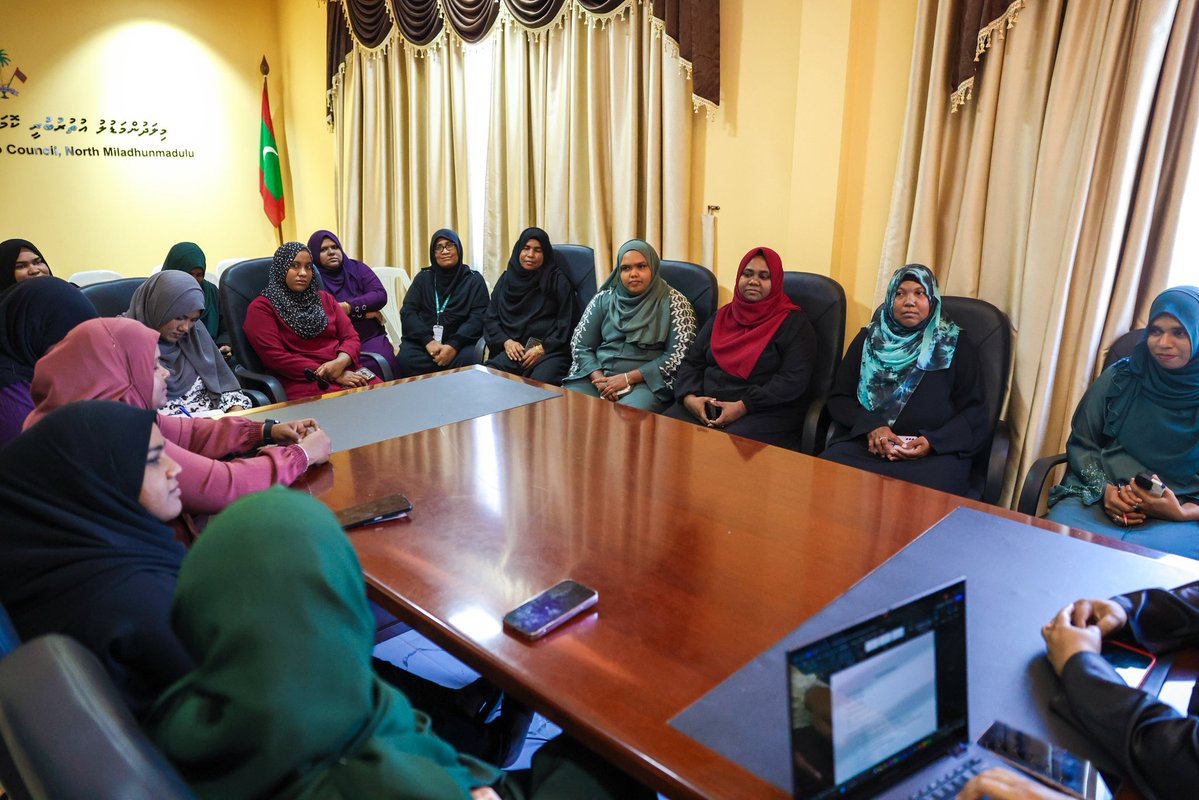 SFdevelopmentMV's tweet photo. ކުދި އަދި މެދު ފަންތީގެ ވިޔަފާރި ކުރައްވާ އަންހެން ވިޔަފާރިވެރިންނާއެކު މިވުޒާރާއިން ށ. ކޮމަންޑޫ އަދި ޅައިމަގުގައި ބޭއްވި ބައްދަލުވުމުގައި، ވިޔަފާރިކުރުމުގައި ދިމާވާ ގޮންޖެހުންތަކާއި، ވިޔަފާރި ކުރިއެރުވުމަށް ހުރި ފުރުޞަތުތަކާއި ބޭނުންވާ އެހީތެރިކަމާމެދު މަޝްވަރާކުރެވުނު. https://t.co/FUrheQmu4u