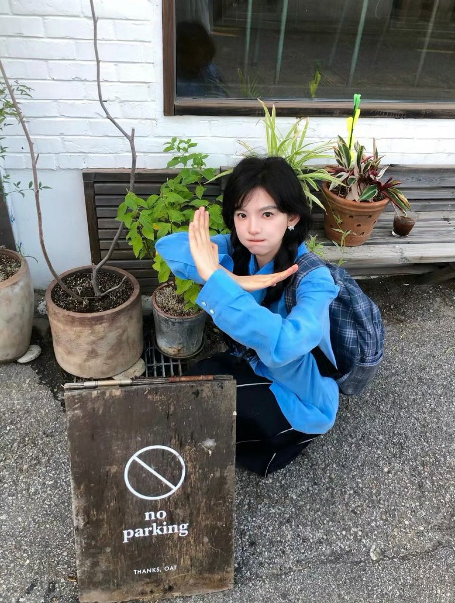 le__1019's tweet photo. 이 사진이 제일 웃겨ㅋㅋㅋㅋㅋㅋ No Parking 간판 앞에서 손으로 엑스 하고 있는 것도 웃기고 얼굴이 진짜 커엽게 나옴,, https://t.co/ow4mNApvKD