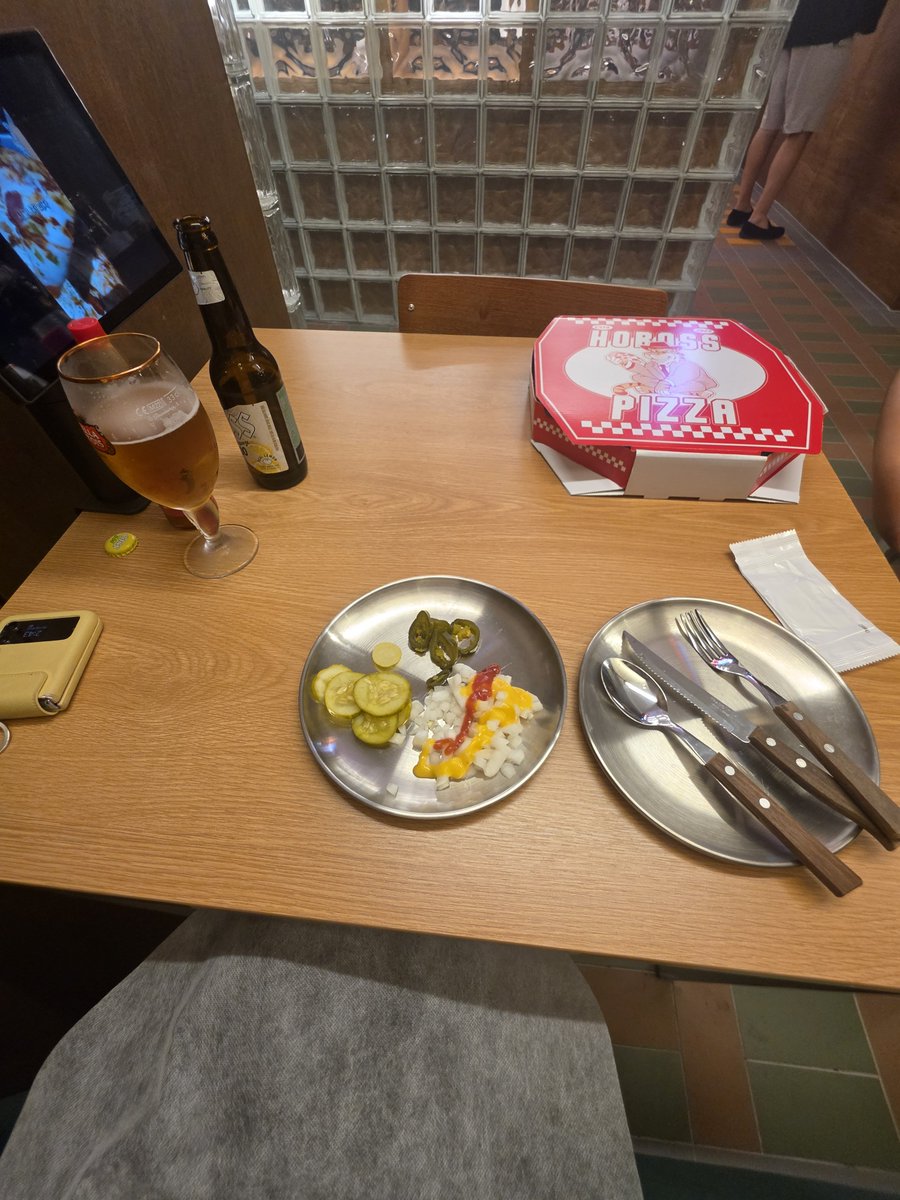 _Ametrines's tweet photo. 양파 챱에 머스타드랑 케챱 뿌려먹도록 되어 있는데 그게 피자랑 잘 어울려서 아주 맛있었고요............ 오늘 머리하러 나온 김에 가볍게 먹고 나머지 포장하려고 혼자 갔다가 그냥 가족고객들 사이에서 혼자 라지시켜서 먹고 포장한 사람 됨 ㅋㅋㅋ (박스는 미리 갖다둠),,,, 아주,, 하오츠 https://t.co/9VNMgx0Ibs