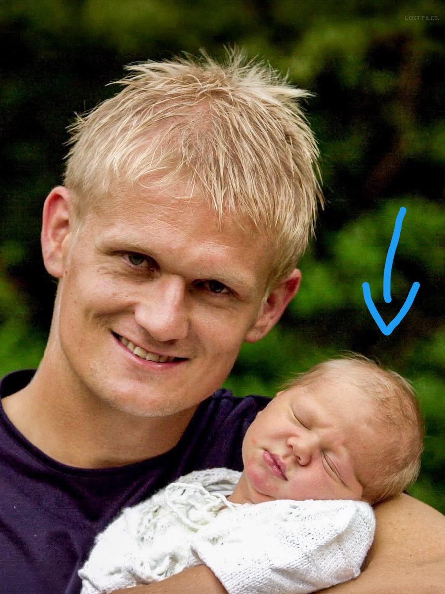 Erling_RandyCty's tweet photo. This was Erling Haaland the last time Manchester United lifted the Premier League trophy 😭😂 https://t.co/eT3mLBSfbJ