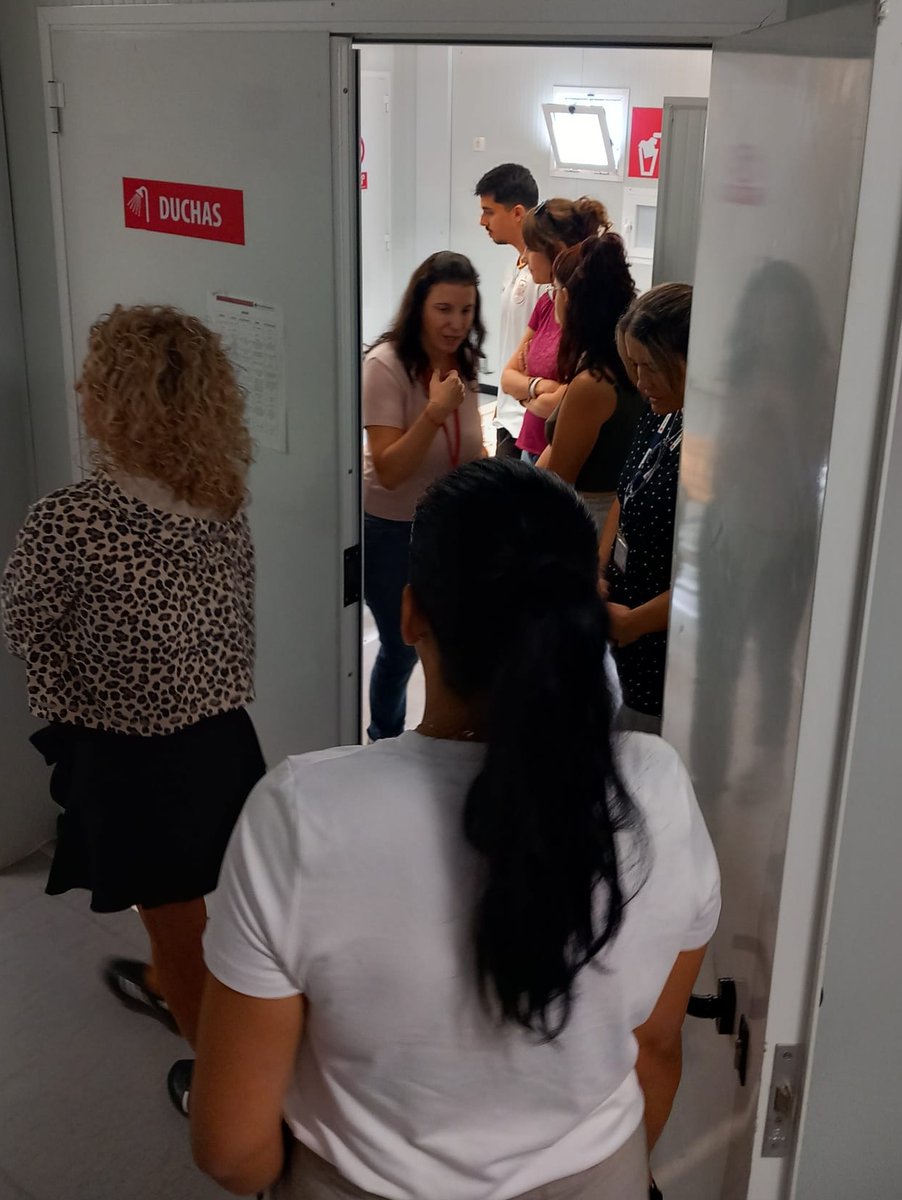 CREMalaga's tweet photo. Ayer organizamos una visita a los módulos que tiene Cruz Roja en el puerto de Málaga con nuestro equipo de captación de socios. Pudieron conocer de cerca la labor que lleva a cabo Cruz Roja para atender a personas llegadas en patera y compartir una interesante jornada juntos 💞 https://t.co/CzjJcLNmpz