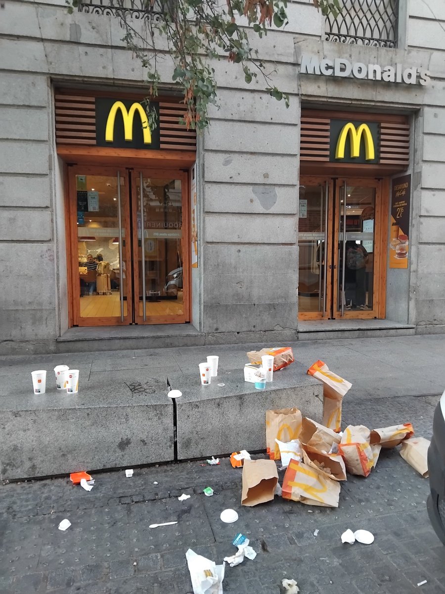 Ego_sumergo's tweet photo. Falta mucho civismo. Pero no termino de entender que @McDonalds piense que no tiene nada que ver con esto. Ninguna responsabilidad. Ninguna acción en consecuencia. https://t.co/GBYuxRhOxC
