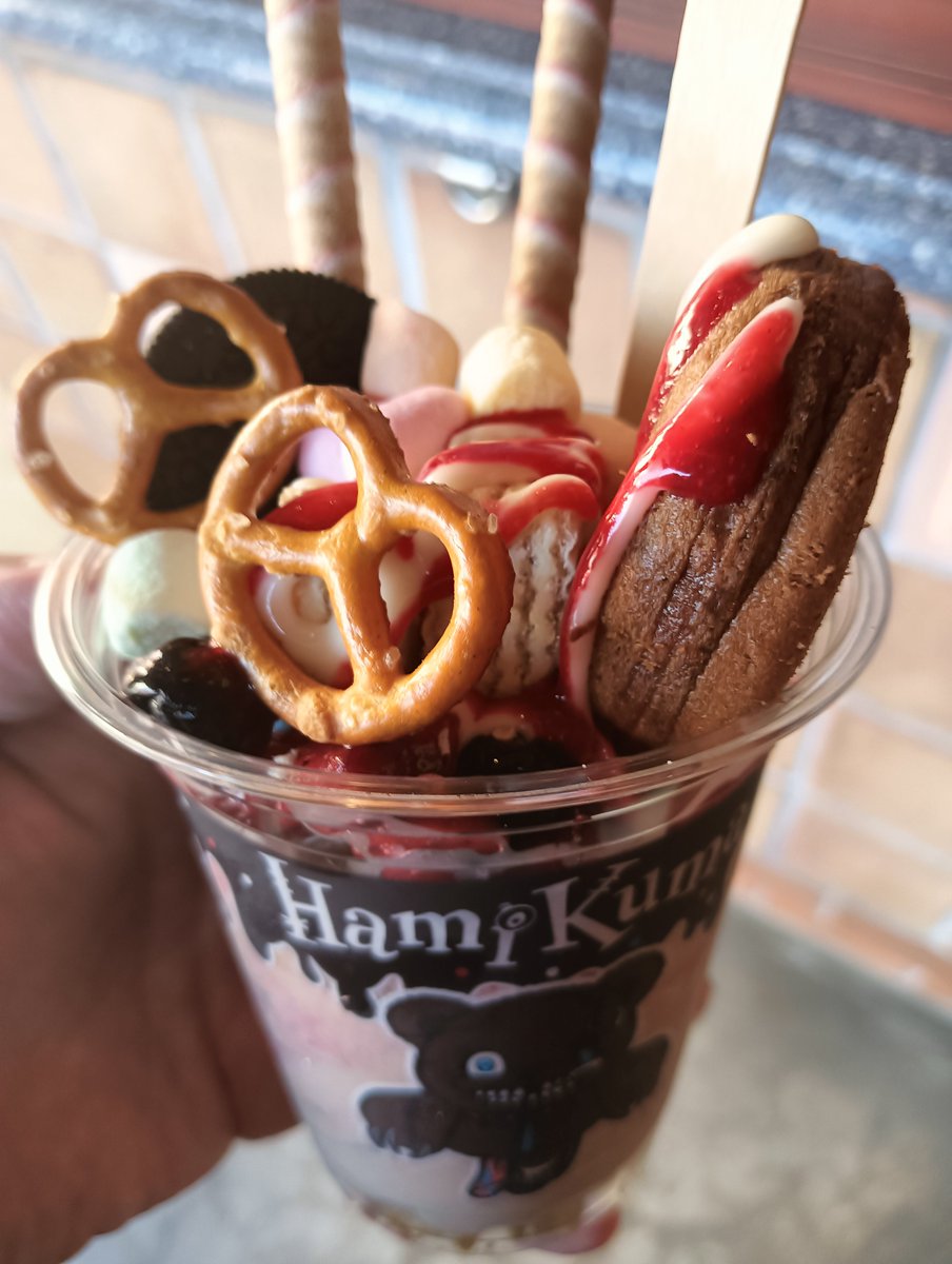 yugnyan's tweet photo. ハミクマサンデー
上のお菓子の圧は
まぁまぁ強い🍨 https://t.co/0cg5IGsLOi
