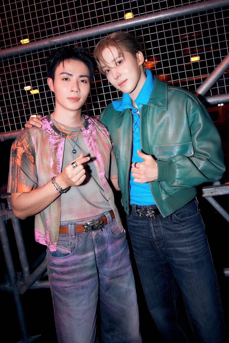 EverydaynewsTH's tweet photo. หล่อคูณ 2 ส่งภาพร่วมเฟรมของ "พี่ซี-พฤกษ์" และ "น้องยุนโฮ" วง ATEEZ ขณะเข้าชมแฟชั่นโชว์ DIESEL ในคอลเลกชั่นใหม่ Spring Summer 2027 ที่จัดขึ้นณ กรุงมิลาน ประเทศอิตาลี 

ZEE PRUK MFW 2027
#EVERYDAYth #ZeePruk
#YUNHO #ATEEZ
#DIESELxZEEPRUK
#Diesel #DieselSS27 https://t.co/6ugIhaWFp8