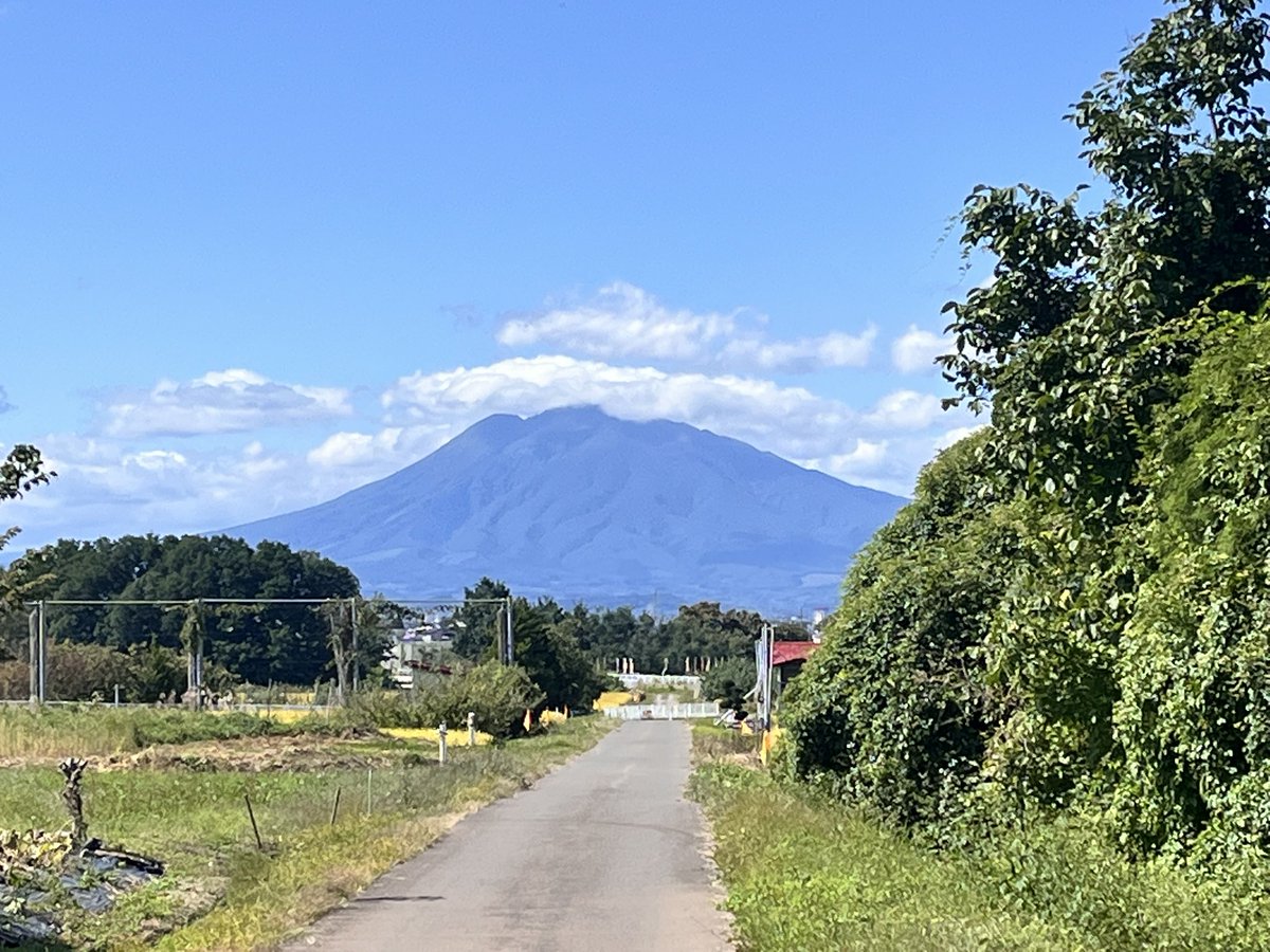 floyd4565's tweet photo. 平川のけやぐのとこに寄ったらリンゴもらった
この景色自宅から観れるのは羨ましい😵 https://t.co/WE0WOw1g8P