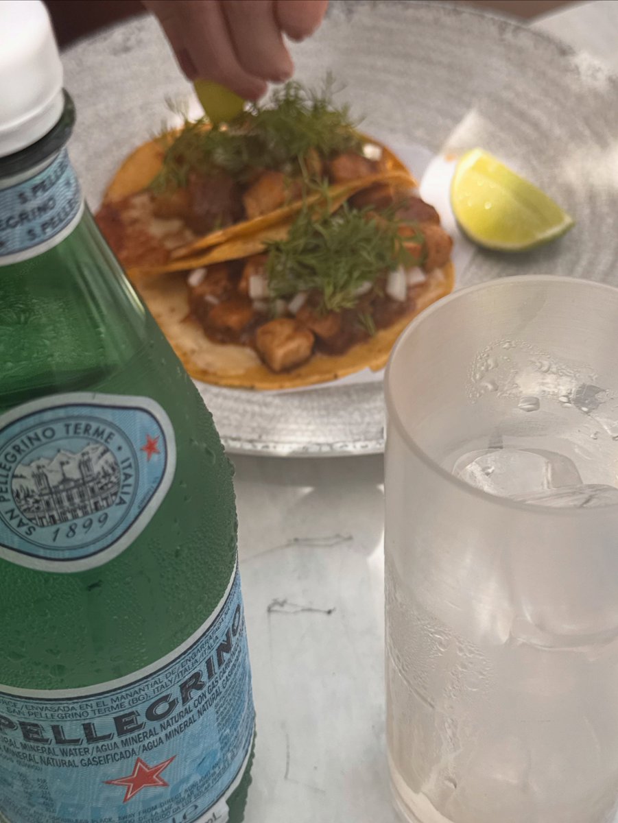 LayanaLacerda's tweet photo. Okaaaa. Tanningggg, more tanningggg. Ventilatoreeee, un must. Infaltables: taquitossssss y mi producttttt. https://t.co/ZLZRCgmx5E