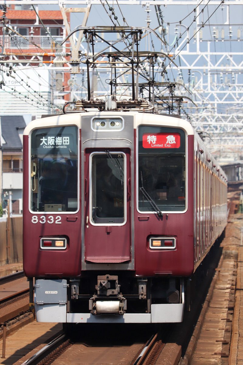 KinkiTrain's tweet photo. 2026.9.24
阪急8332f特急大阪梅田行き　
阪急8332f特急京都河原町行き
上新庄、南茨木駅にて
特急運用かっこいいですね！！ https://t.co/TlKjFtlvMb