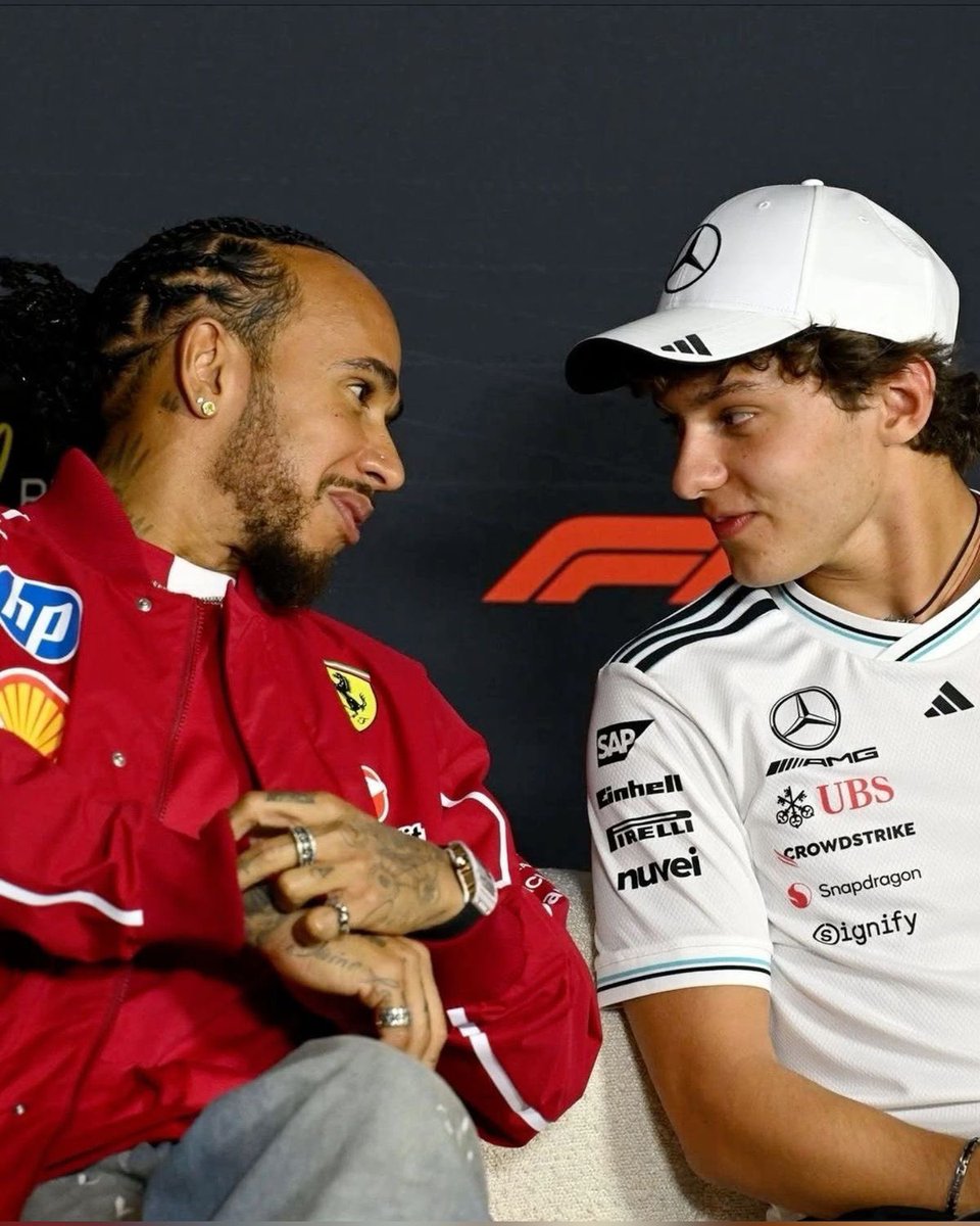 Oscartistry's tweet photo. Why does he look at lewis like that. wtf. https://t.co/aUsCnKZeTT