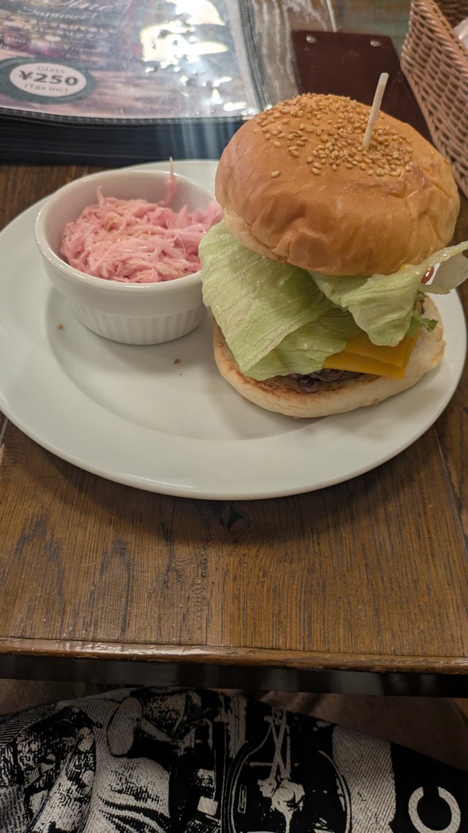 uver___mk's tweet photo. ライブで使うカロリー摂取しとかないと🍔 https://t.co/gpH1j9eu1A