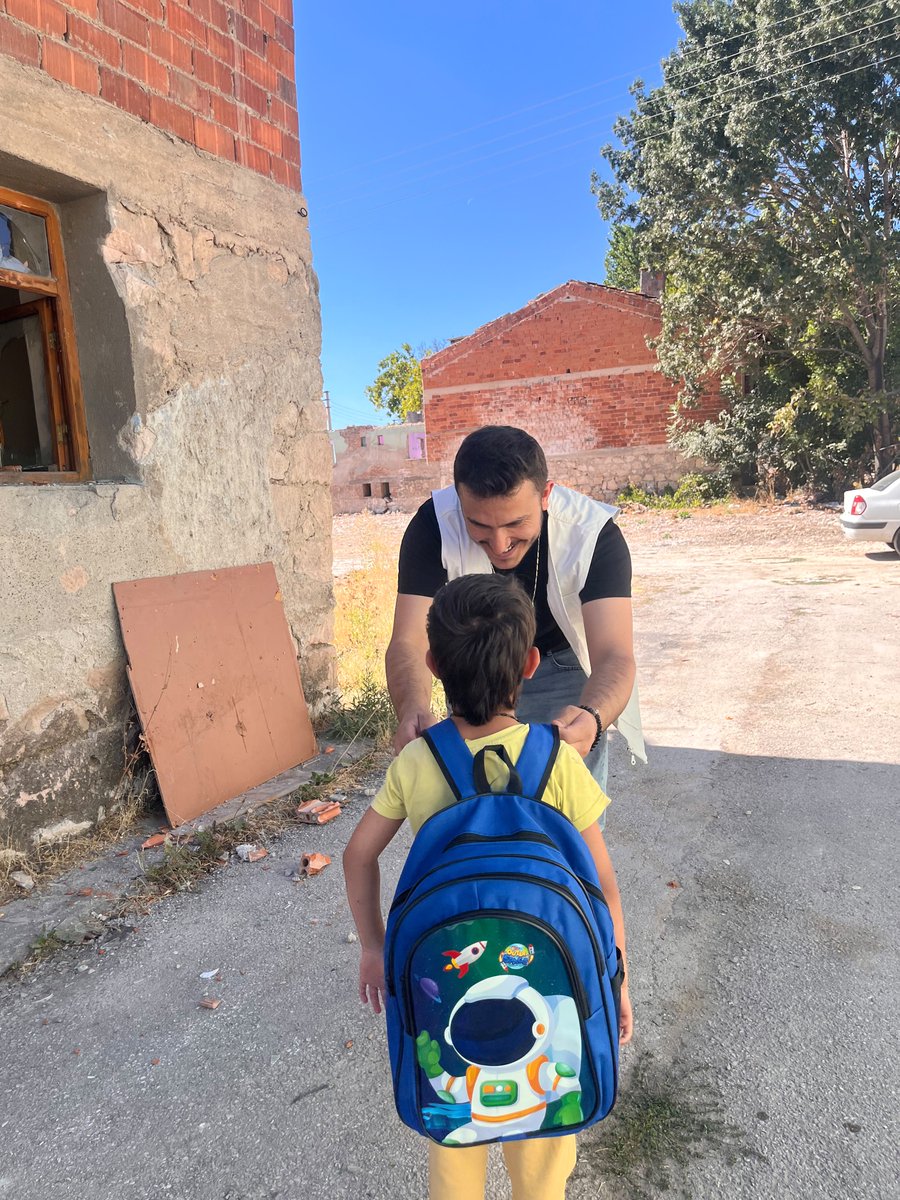 umutkervanivkf's tweet photo. 📍 Kütahya

Öğrencilerimizin sevincine ortak olduk.Hayır sahiplerimizin emanetleriyle hazırlanan kırtasiye destekleri öğrencilerimize ulaştı.

Rabbimiz yapılan hayırları kabul eylesin. https://t.co/asN40czNOa
