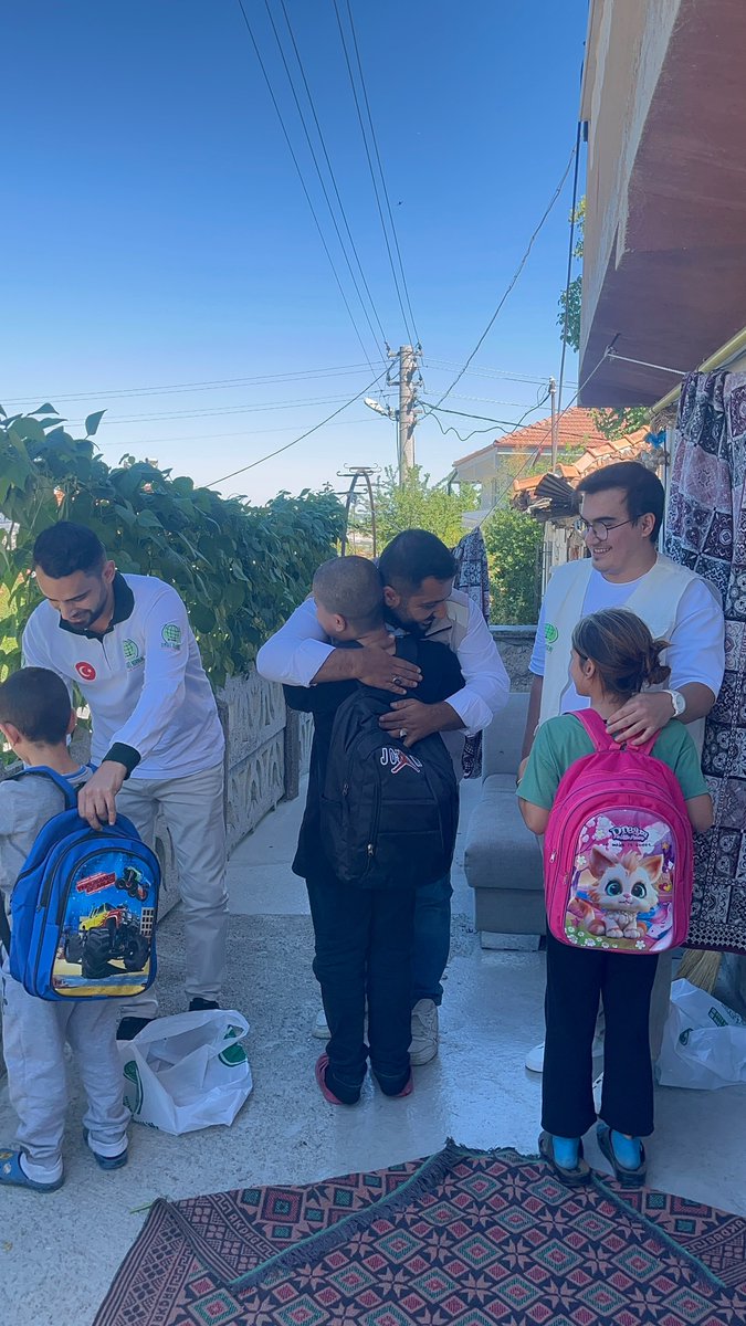 umutkervanivkf's tweet photo. 📍 Kütahya

Öğrencilerimizin sevincine ortak olduk.Hayır sahiplerimizin emanetleriyle hazırlanan kırtasiye destekleri öğrencilerimize ulaştı.

Rabbimiz yapılan hayırları kabul eylesin. https://t.co/asN40czNOa