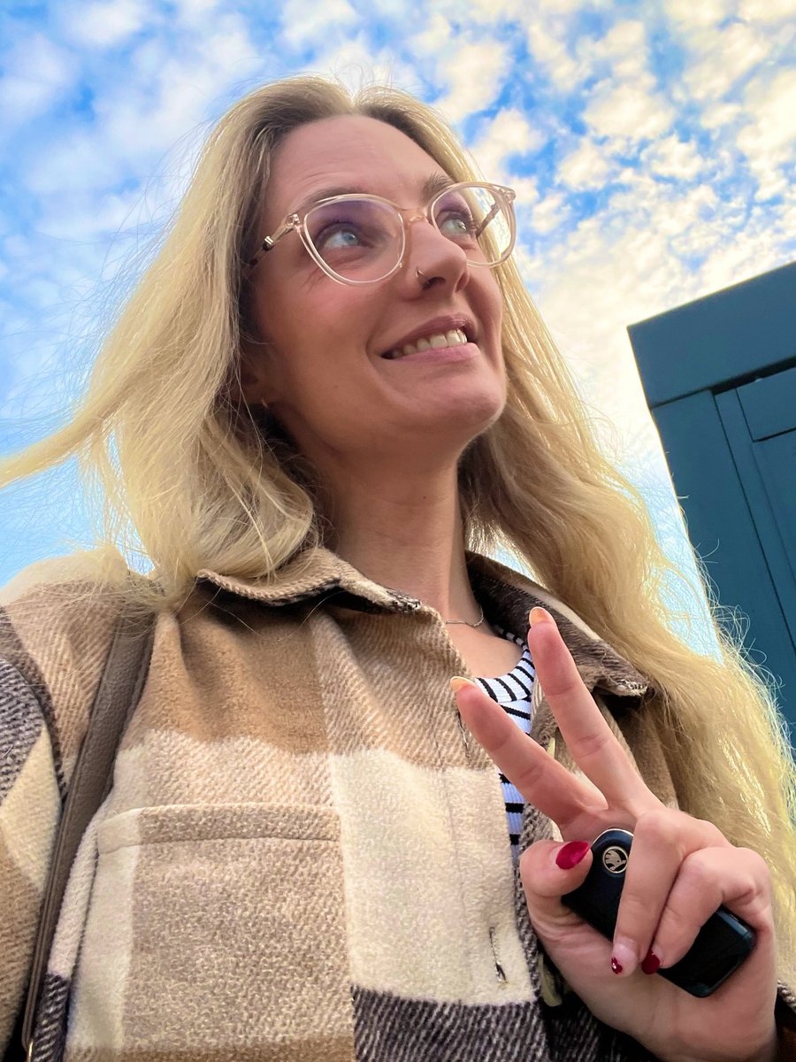 curie_julie's tweet photo. Moin Mäuse, ihr seht doch auch schon das Wochenende, oder? 🥹💕
#unperfektperfekt
#perfectimperfect 
#vizefreitag https://t.co/kr6cyBwO43
