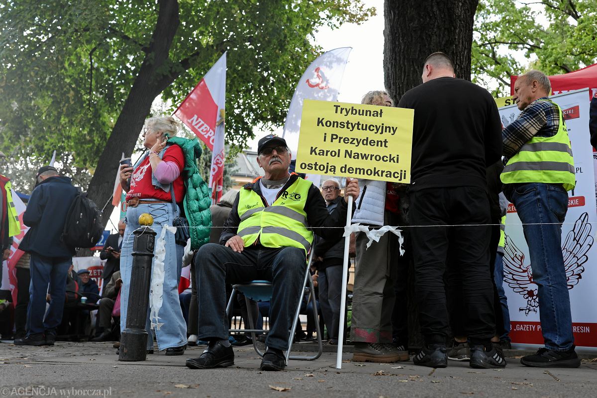 sylwiastempniak's tweet photo. Czy w 2 mln #Warszawa każdy może rozstawić namiot w dowolnym miejscu i tam mieszkać?
Czy nie można tych "wariatów" wywalić stamtąd? https://t.co/eSZcoxx8Ad