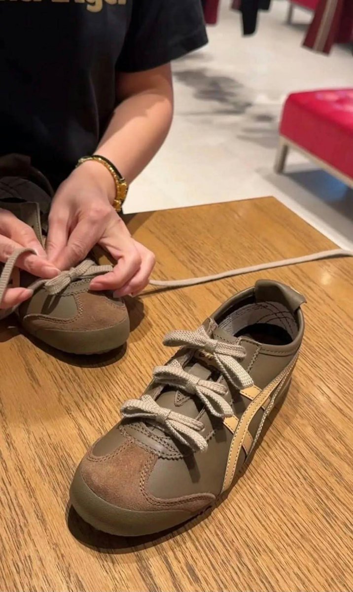 moonpuffin's tweet photo. MAKASIH MBA2 TOKO🫶🏻 udah ngajarin cara iket tali sepatu begini, sekarang semua sneakers aku pengen diginiin 😭🎀✨
sepatu onitsuka itu salah satu sepatu yang enak buat dipake jalan jauh dan awet! beneran worth the price. sepatu favorite akuu🥹🤍 https://t.co/QeJkHhpykw
