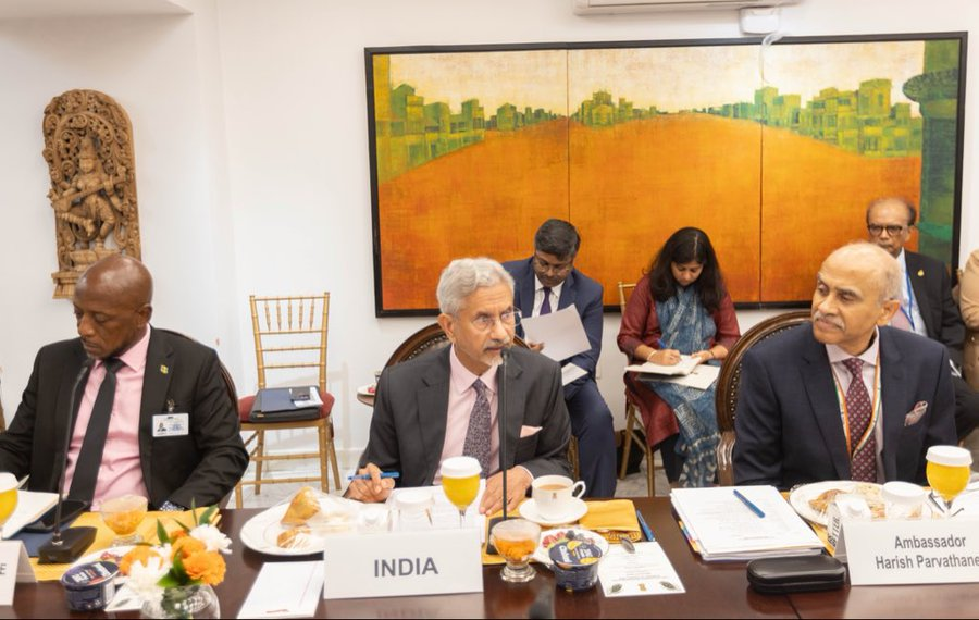 Sakshi415170's tweet photo. At the L.69 Consultative Ministerial Interaction, EAM S. Jaishankar stressed that the changing global landscape and unresolved conflicts underline the need to advance long-pending UNSC reform.
#UNSCReform #UNHighLevelWeek https://t.co/aEc5pY4gxV