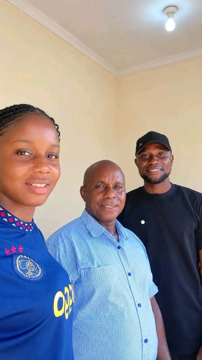 KingAnointedCFC's tweet photo. This lady, a Chelsea fan, shared screenshots of how she met her fiancé another Chelsea fan through a DM.

She took him to her Daddy as instructed and now they’re about to get married. 

World Champions. 🤭 https://t.co/b0hb7Ik5RH