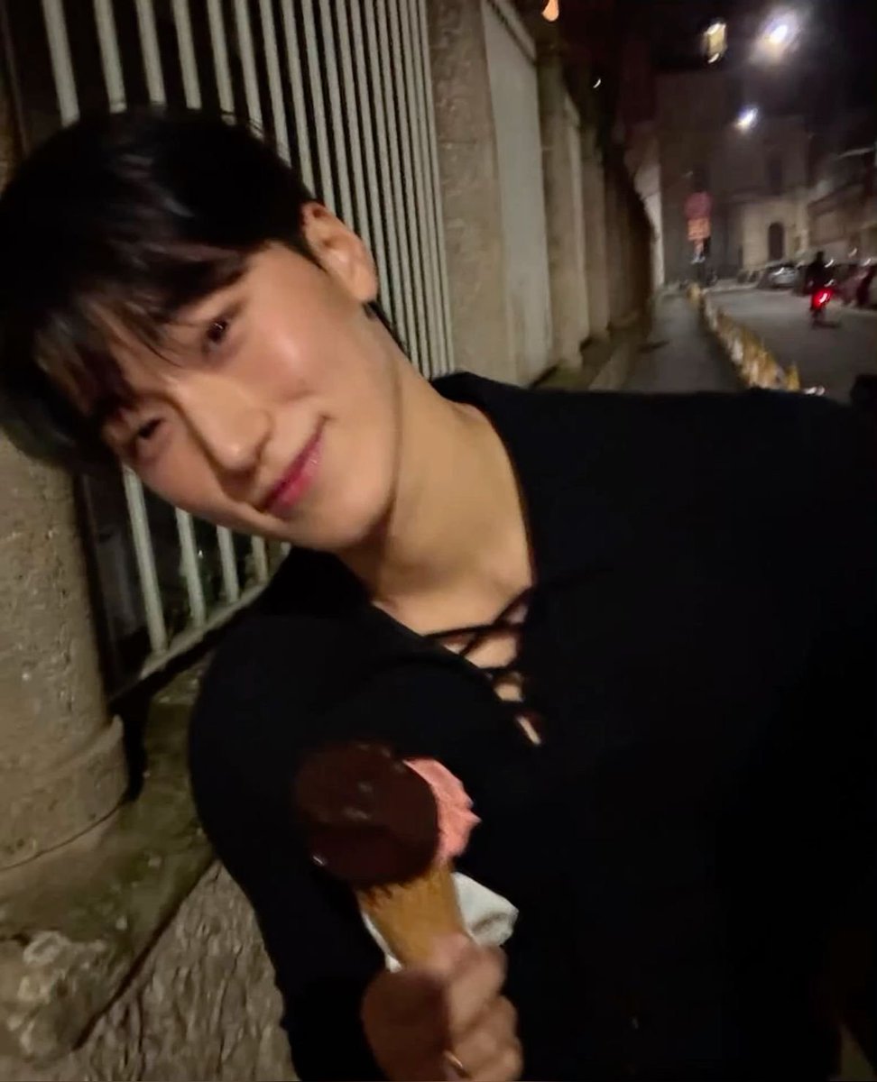 1070C0701's tweet photo. 반은 흡혈귀고 반은 인간인 🐶랑 그냥 평범한 대학생 🐱 조합 웃기겠다 밤에 아이스크림 먹으면서 혼자 집가는데 골목길에서 어떤 사람이 튀어나와서 확 잡아당김 깜짝 놀라서 어떻게 대처도 못하고 골목길 안쪽으로 끌려가는데 괴한을 자세히 보니 겁나 잘생긴 미남임 순간의 공포가 잘생긴 얼굴을 https://t.co/x9XvmKsqUB