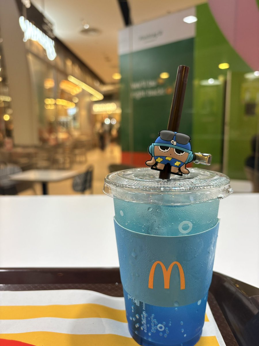 in0_fj's tweet photo. マルチクリップ、ストローにつけるとめちゃ可愛い
シーシーのドリンクみたい
マックのブルーレモンソーダ🍋 https://t.co/pazYVcwayw