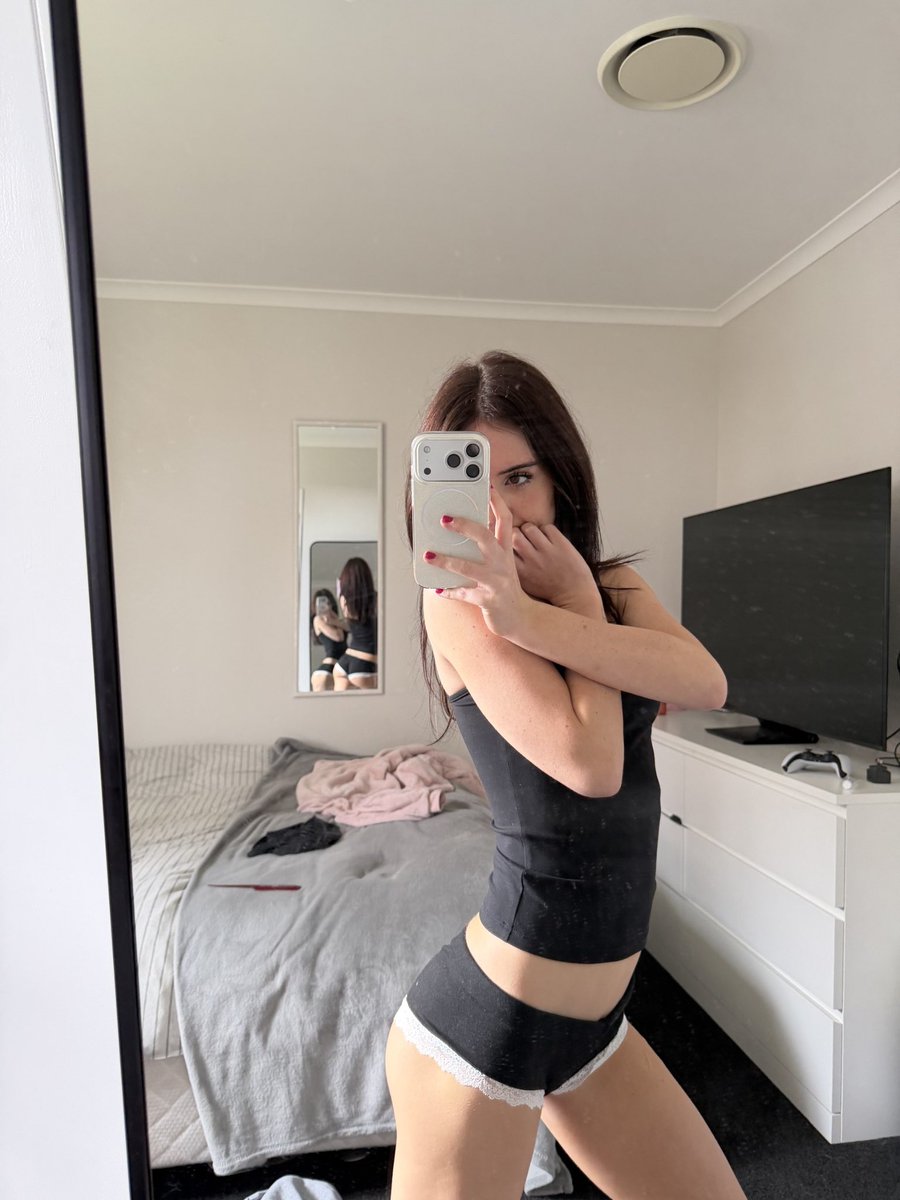 XimenaAdvice's tweet photo. outfit check 🔍 …there's barely an outfit but we're still checking https://t.co/xdWu2x83sE